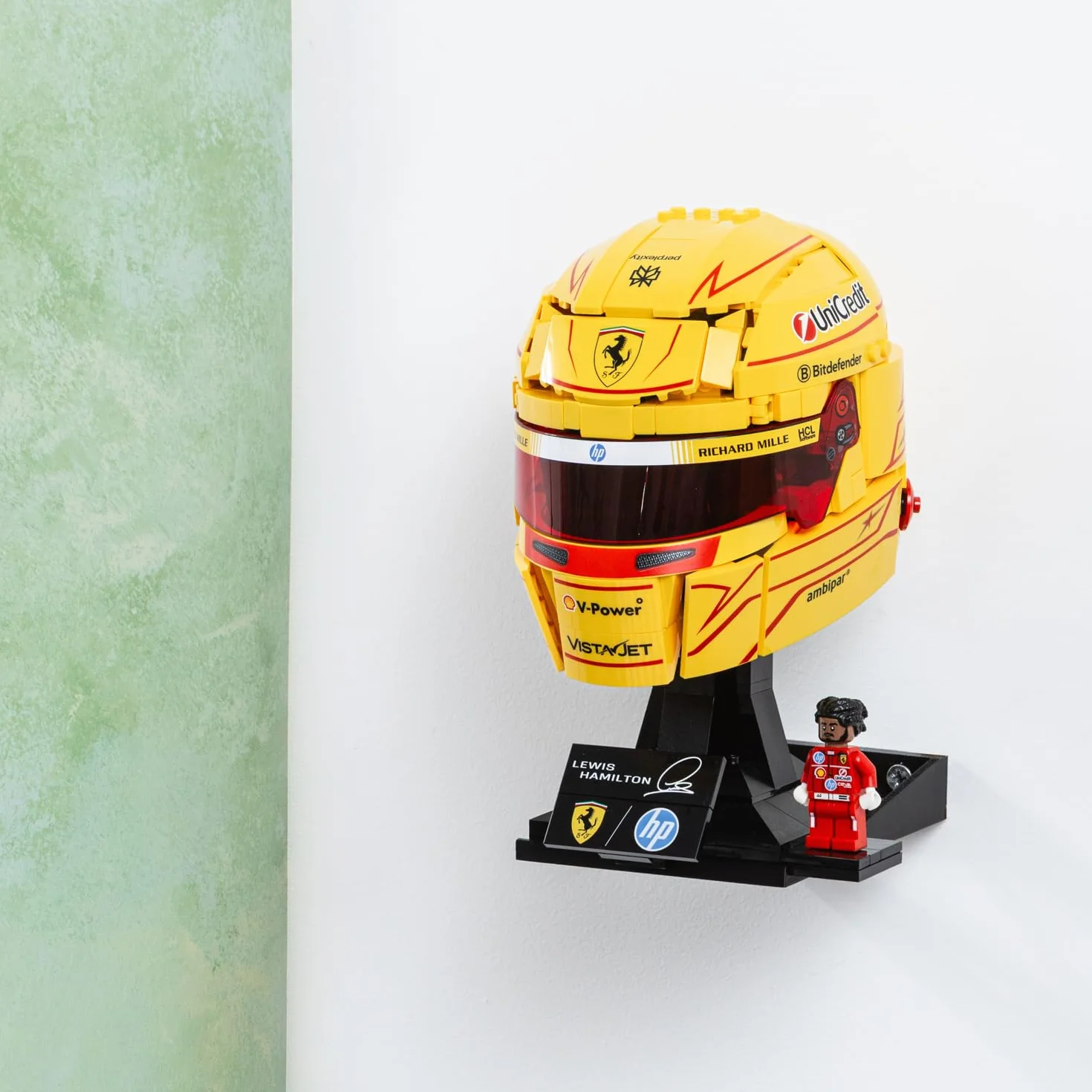 1 x uchwyt ścienny kompatybilny z LEGO Lewis Hamilton kask 43022 - kompatybilny z LEGO Charles Leclerc kask 43014 - wyprodukowany w Wielkiej Brytanii - kaski nie są dołączone - śruby i kołki ścienne w