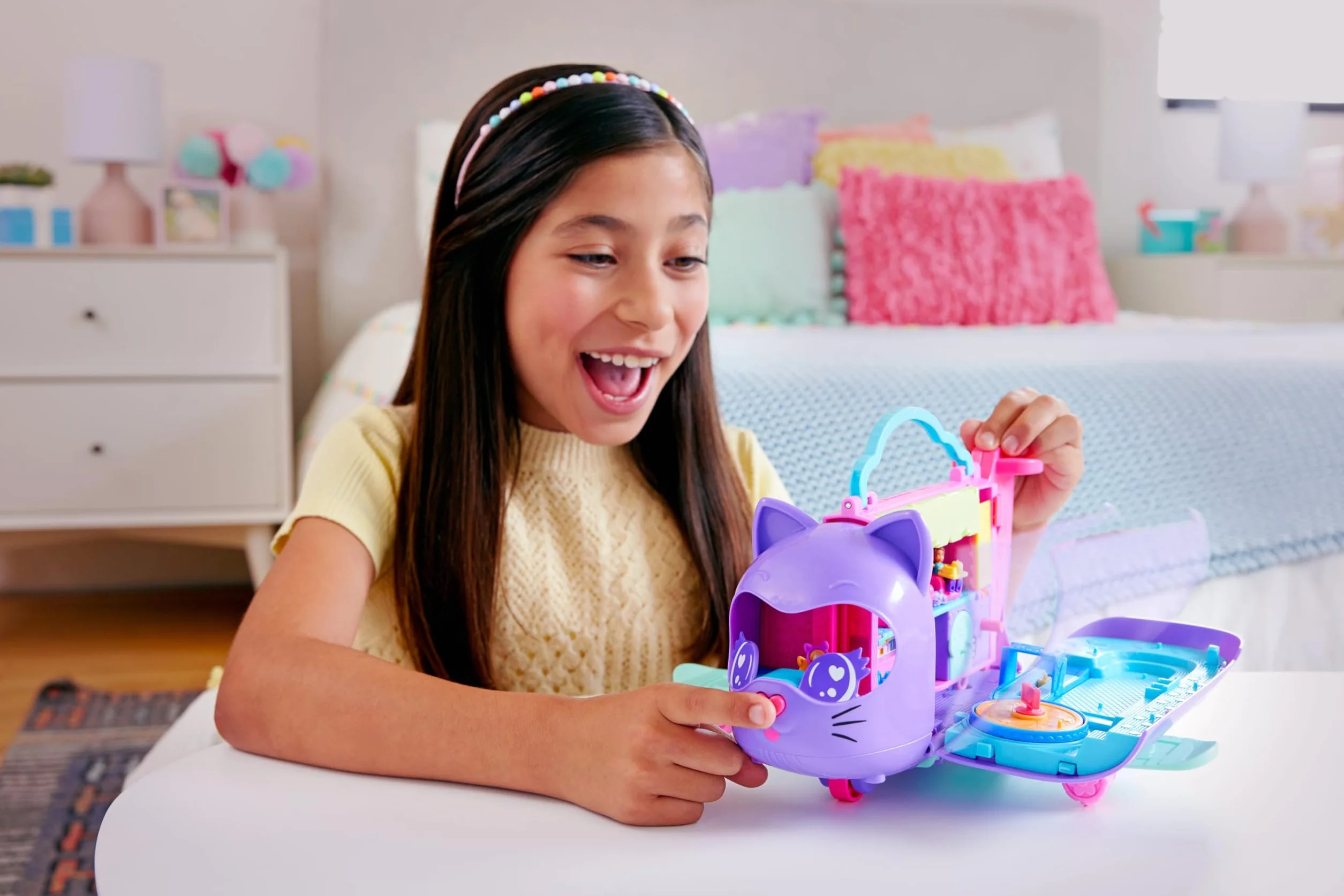 Polly Pocket Kotolot Zestaw samolot z 2 mikrolalkami, figurką zwierzątka, miejscem do przechowywania i akcesoriami, przenośna zabawka dla dzieci, HWP19