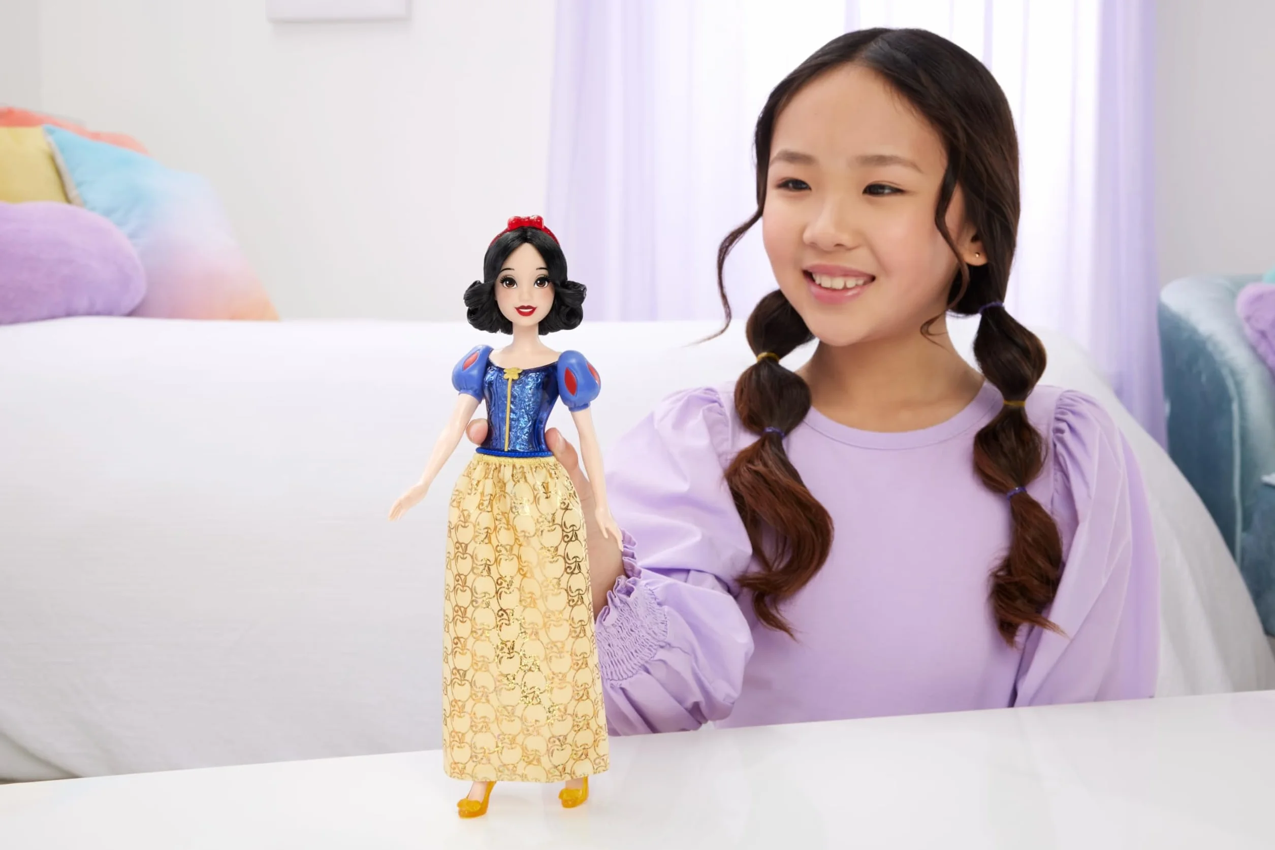 Mattel Księżniczka Disneya Śnieżka Lalka z punktami zgięcia, błyszczącym ubrankiem i akcesoriami inspirowanymi filmem Disneya, prezent dla dzieci HLW08