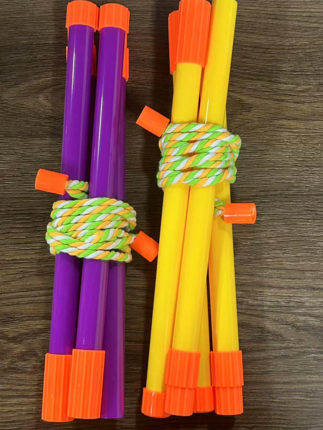 Zestaw Dużych Baniek Mydlanych – 2 Teleskopowe Kijki Lekkie i Przenośne, Trwały Bawełniany Sznurek, Bubble Wand dla Dzieci i Dorosłych, Idealne do Ogrodu, Plaży i Zabawy na Zewnątrz