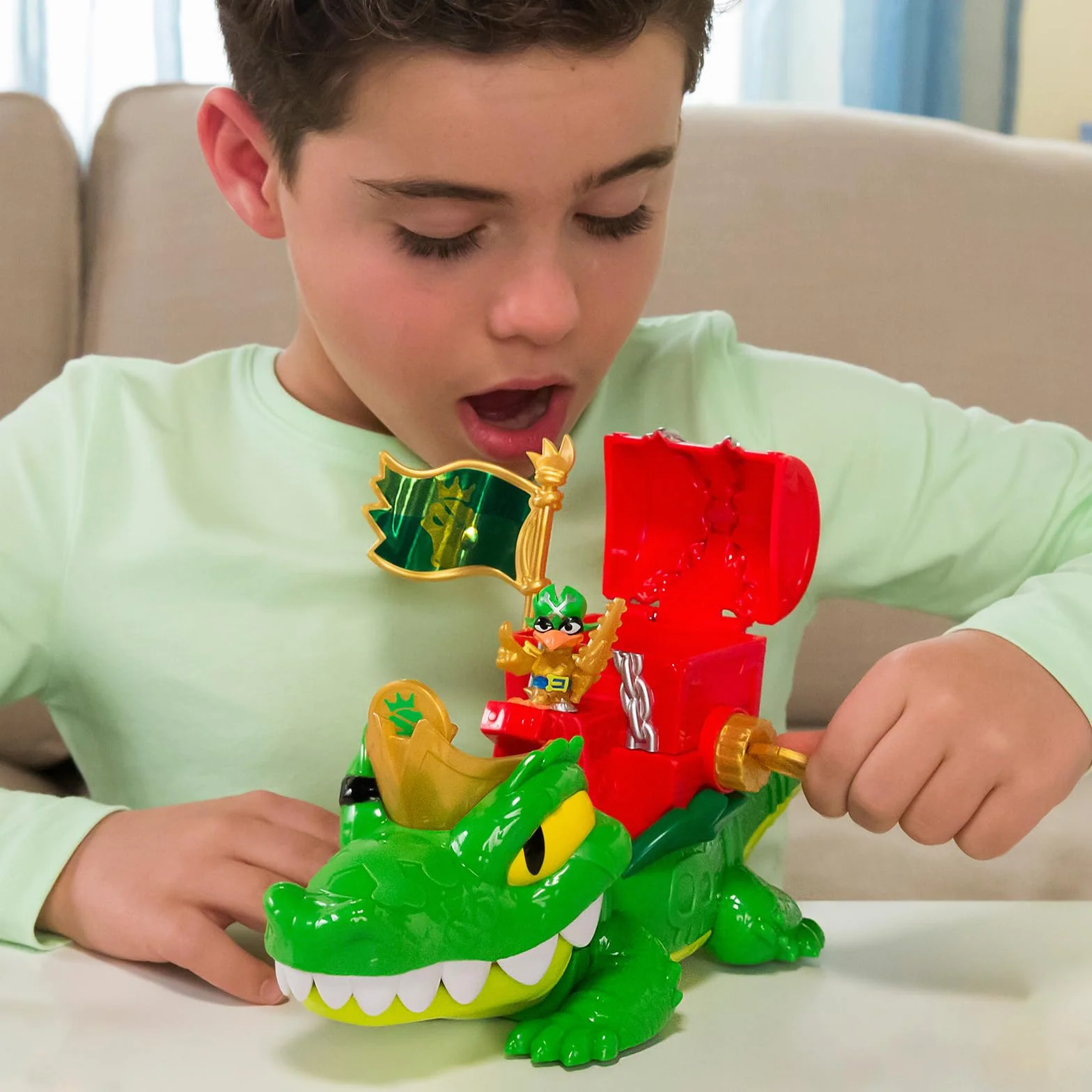 PIRATIX King Croc – krokodyl z ruchomą paszczą do chwytania Piratixów ze skrzynią na skarby. Zawartość:1 krokodyl, 1 extra moneta, 2 dodatkowe złote monety,1 ekskluzywny Piratixa i 1 akcesorium.