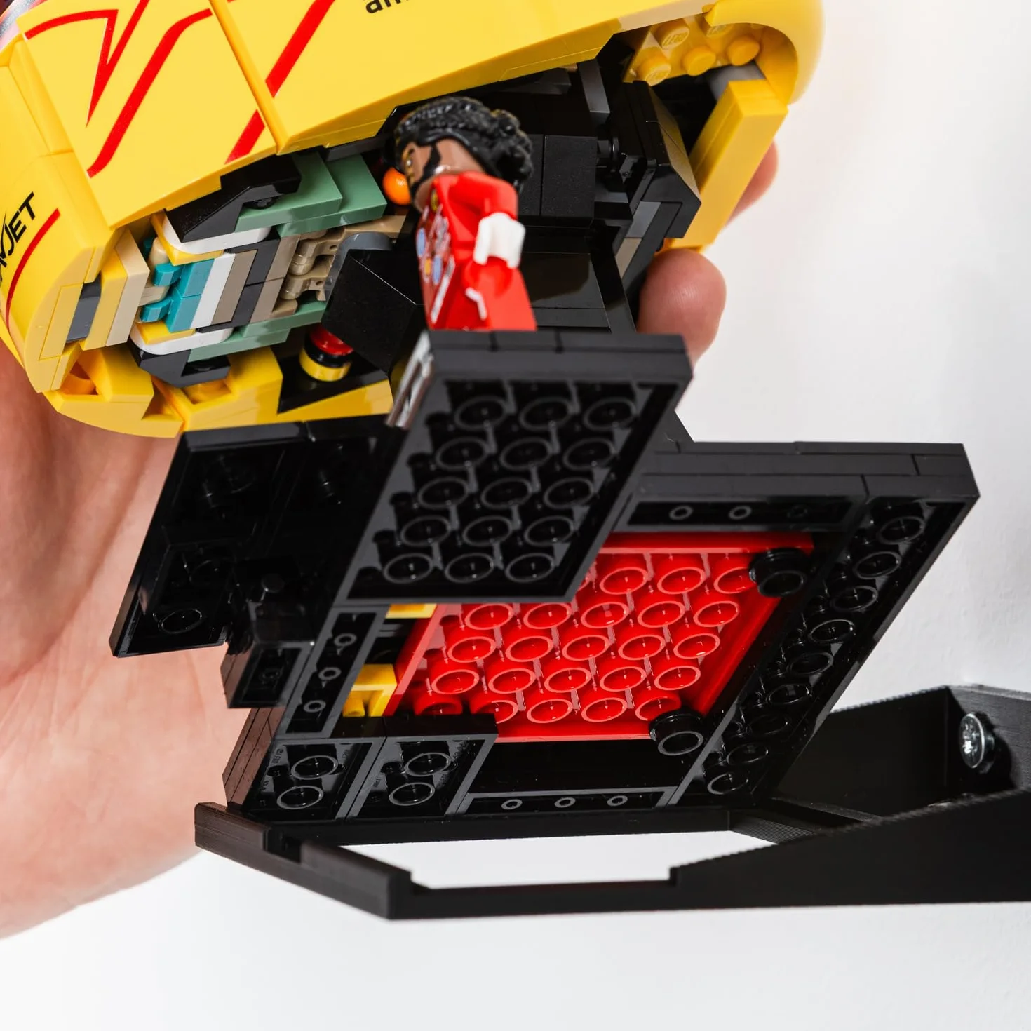 1 x uchwyt ścienny kompatybilny z LEGO Lewis Hamilton kask 43022 - kompatybilny z LEGO Charles Leclerc kask 43014 - wyprodukowany w Wielkiej Brytanii - kaski nie są dołączone - śruby i kołki ścienne w