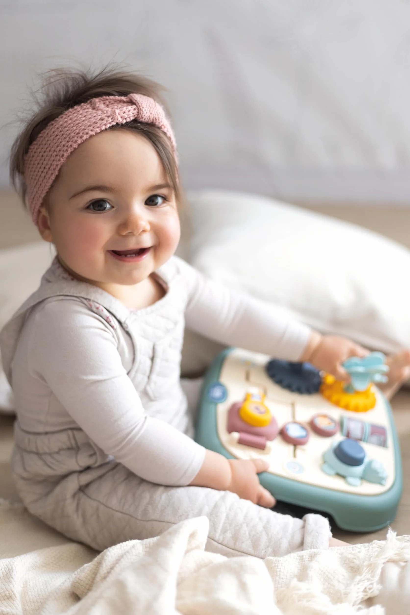 Little Smoby - Tablet z aktywnościami - Wczesne lata - Labirynt, Zamykane drzwi, Koła zębate - Praktyczny i przenośny - Od 12 miesięcy - Wyprodukowano we Francji