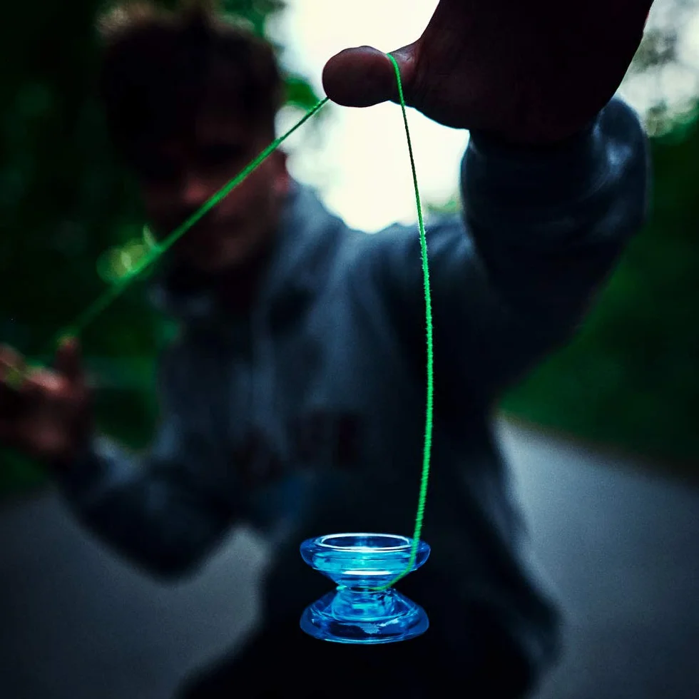 YoyoFactory Arrow Yo-Yo – żółty (od początkującego do profesjonalisty, 2 metalowe łożyska kulkowe, sznurek i instrukcja w zestawie)