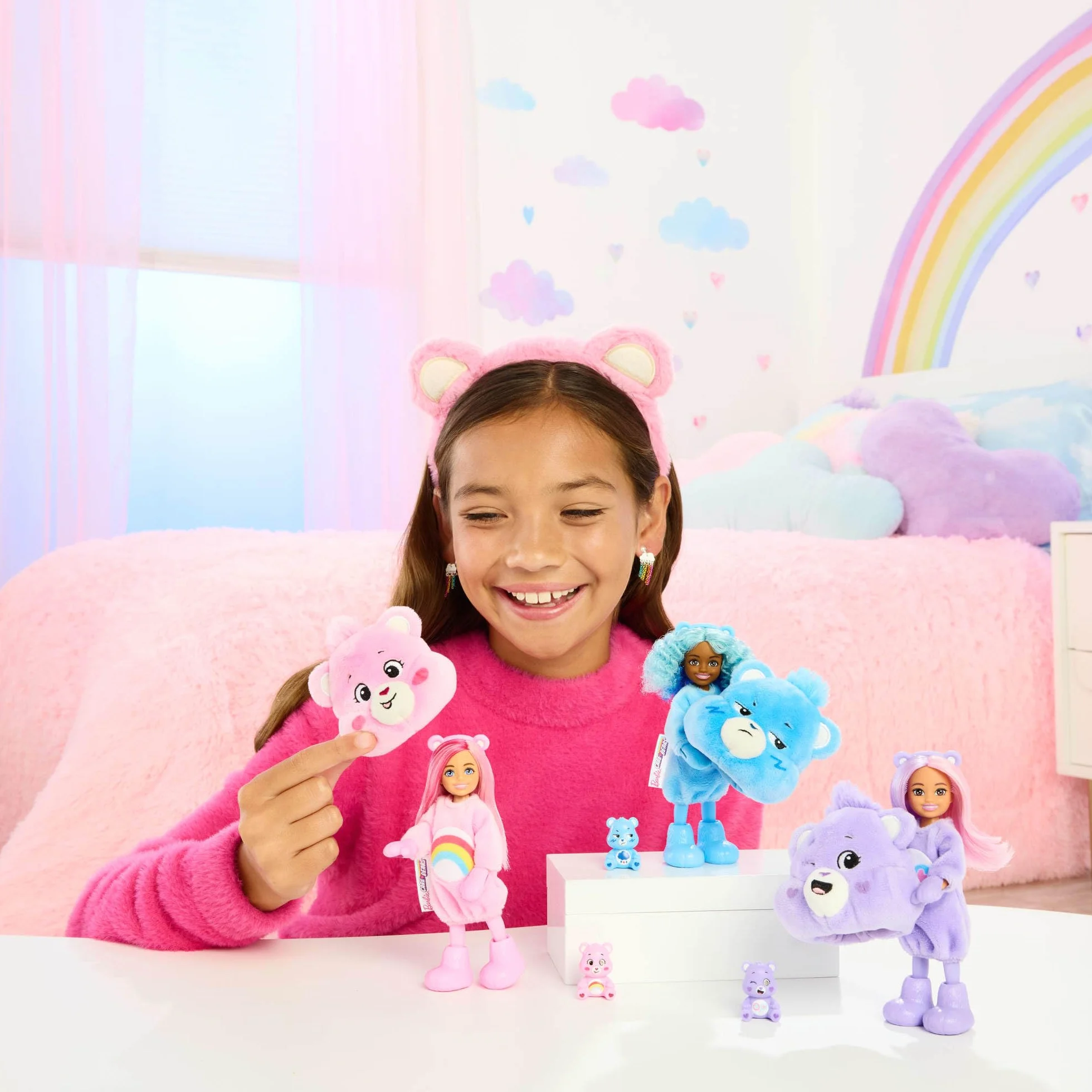 Barbie Cutie Reveal Chelsea Lalka i akcesoria Seria Troskliwe Misie Zestaw z małą lalką w kostiumie i z 6 niespodziankami, JCN97