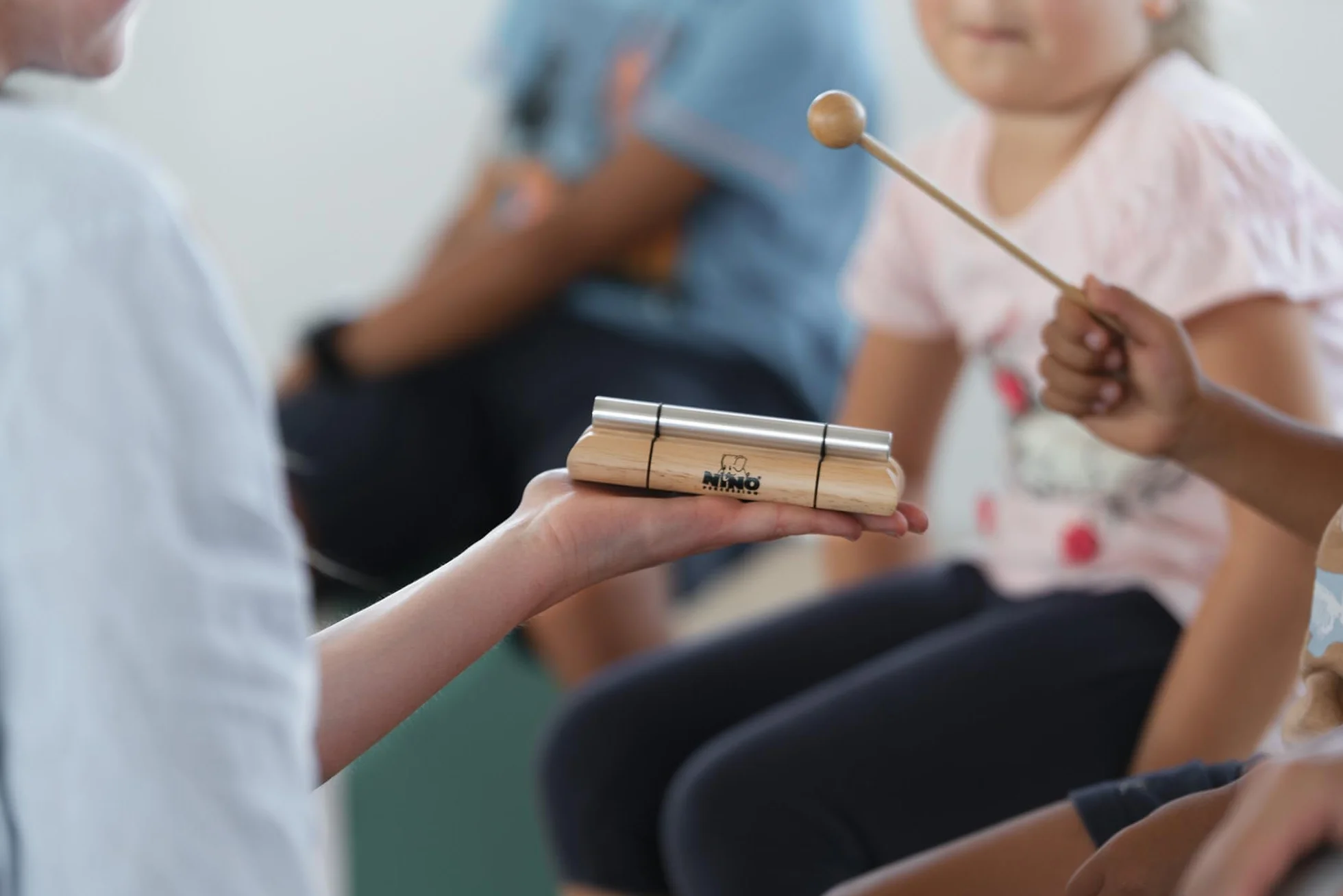 Nino Percussion Energy Chimes – Rozmiar Mały – Z Pałeczką – Pomysł Na Prezent Dla Dzieci W Wieku Od 3 lat – Drewno I Aluminium, Wykończenie Naturalne (NINO579S)