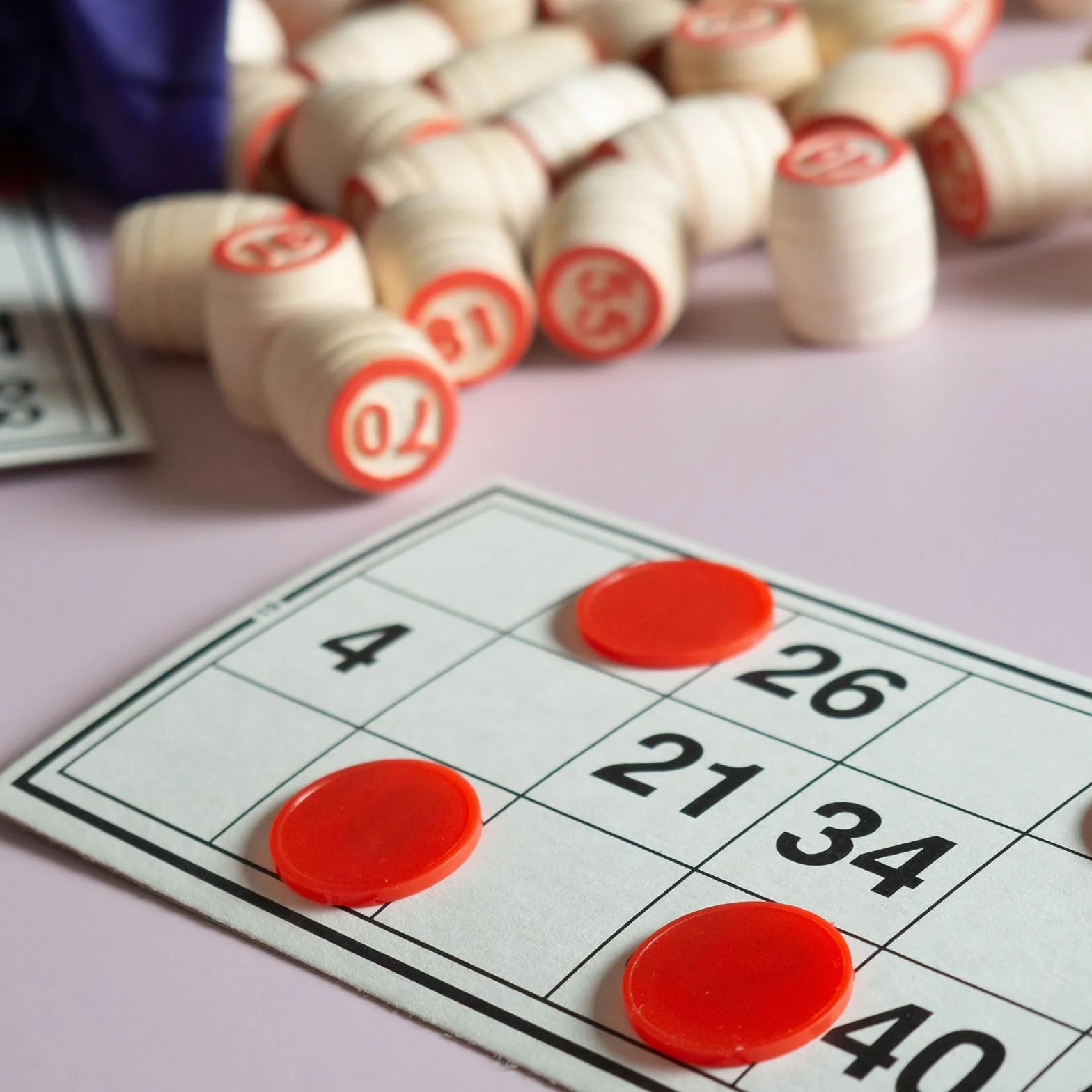 QUARKZMAN 100 sztuk 1 cal plastikowe żetony do pokera Mini żetony Bingo Liczniki naukowe liczniki znaczników nieprzezroczyste żetony do gier czerwony różowy