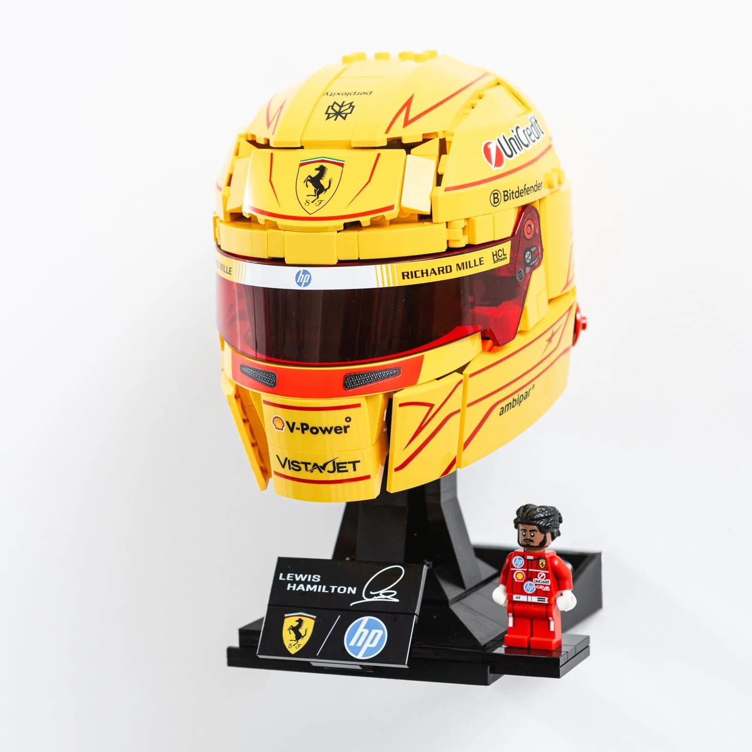 1 x uchwyt ścienny kompatybilny z LEGO Lewis Hamilton kask 43022 - kompatybilny z LEGO Charles Leclerc kask 43014 - wyprodukowany w Wielkiej Brytanii - kaski nie są dołączone - śruby i kołki ścienne w