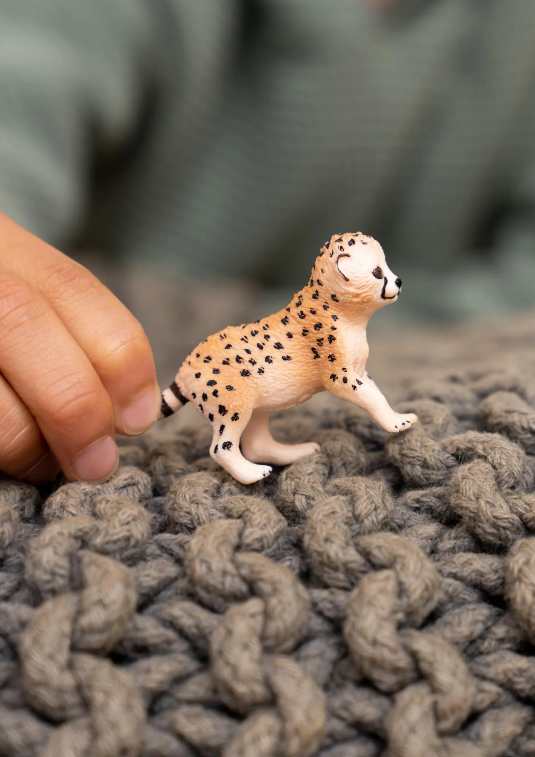 schleich WILD LIFE | Młody gepard 14866 | Szczegółowa figurka zwierzęcia | Zabawka zoo | Prezent dla dzieci | Figurka do zabawy od 3 lat | 6 × 2 × 4 cm