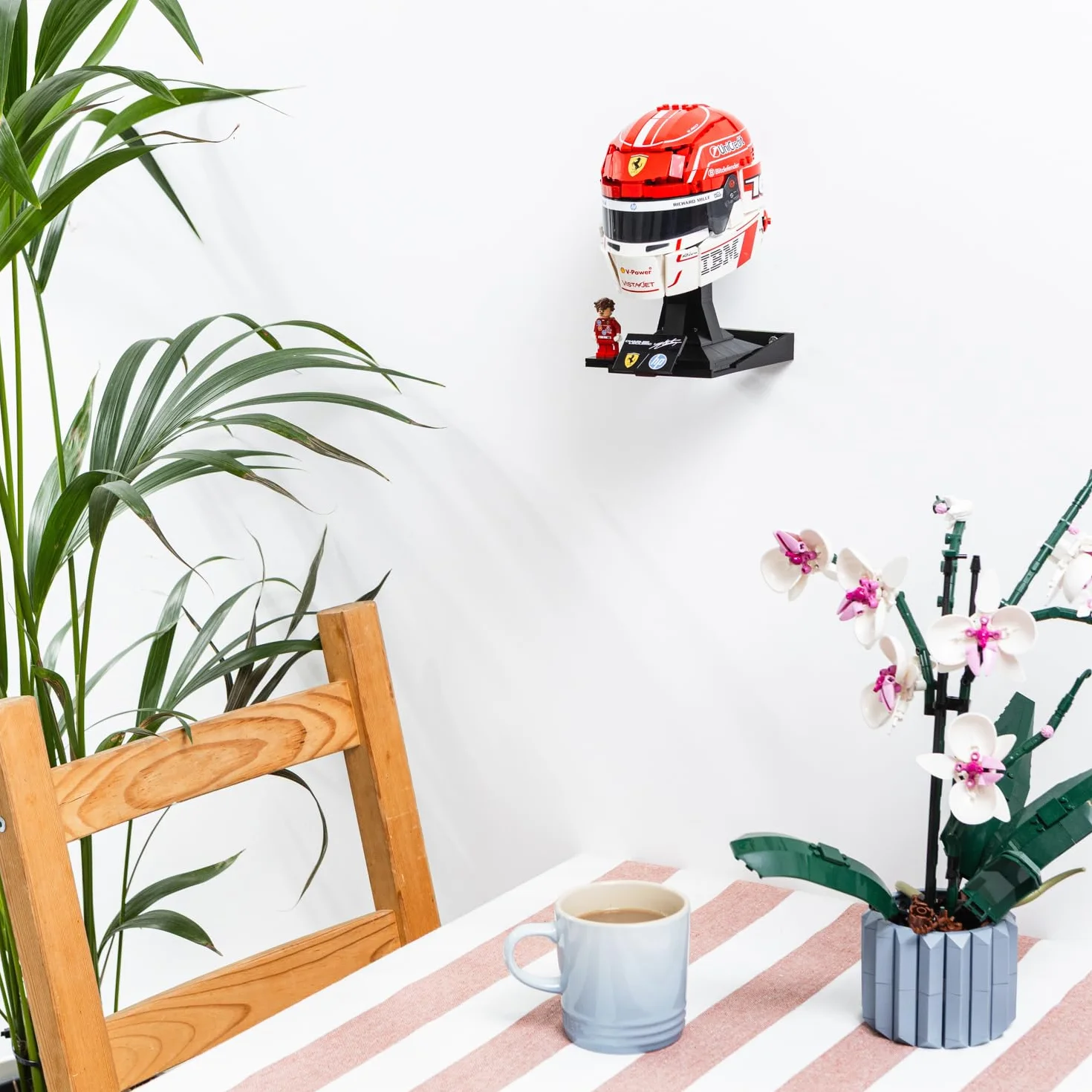 1 x uchwyt ścienny kompatybilny z LEGO Lewis Hamilton kask 43022 - kompatybilny z LEGO Charles Leclerc kask 43014 - wyprodukowany w Wielkiej Brytanii - kaski nie są dołączone - śruby i kołki ścienne w