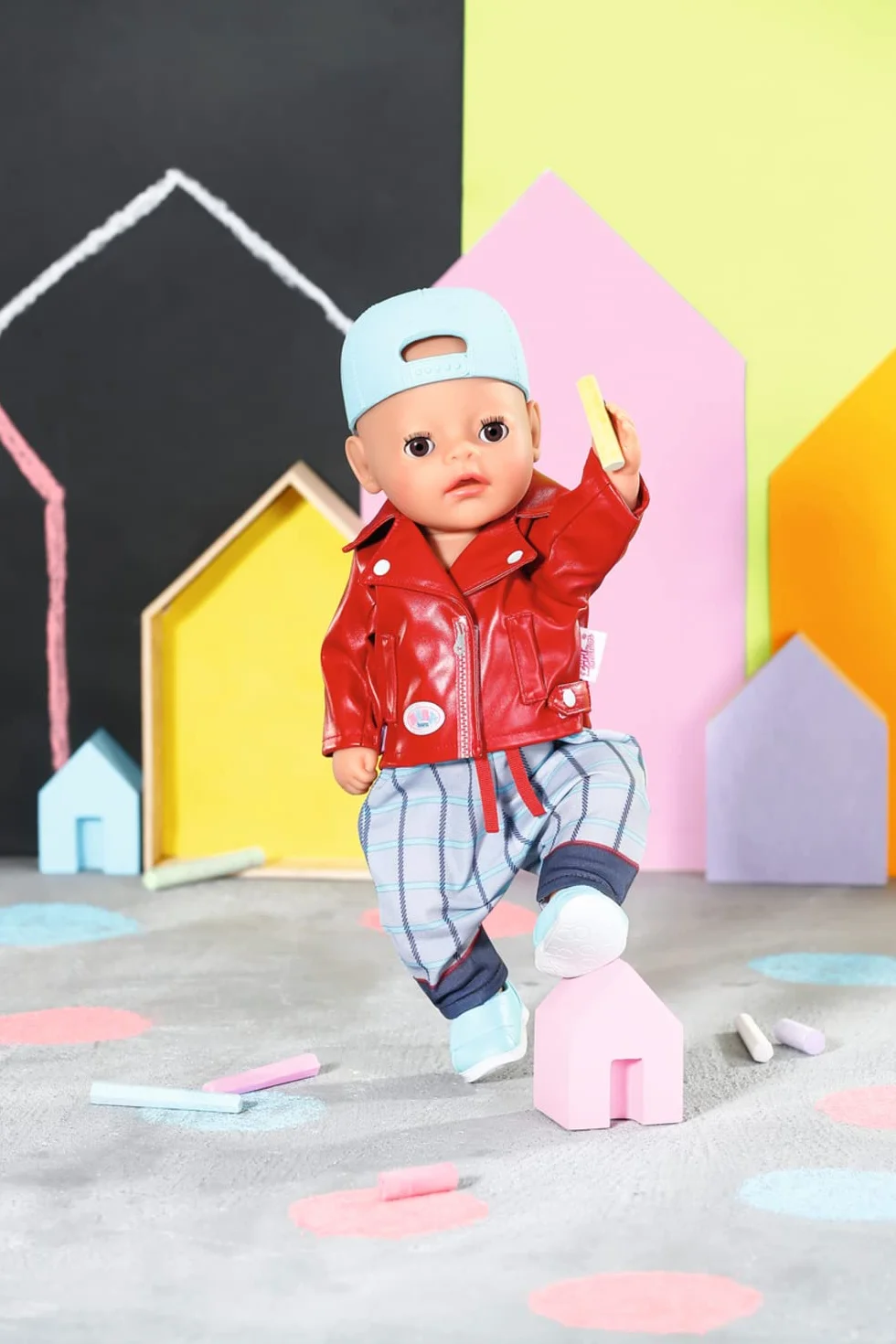 BABY Born Mały fajny strój dziecięcy 832356 – wysokiej jakości akcesoria odzieżowe dla lalek BABY born 36 cm dla małych dzieci – zawiera kurtkę, spodnie, trampki, czapkę i wieszak – odpowiedni dla