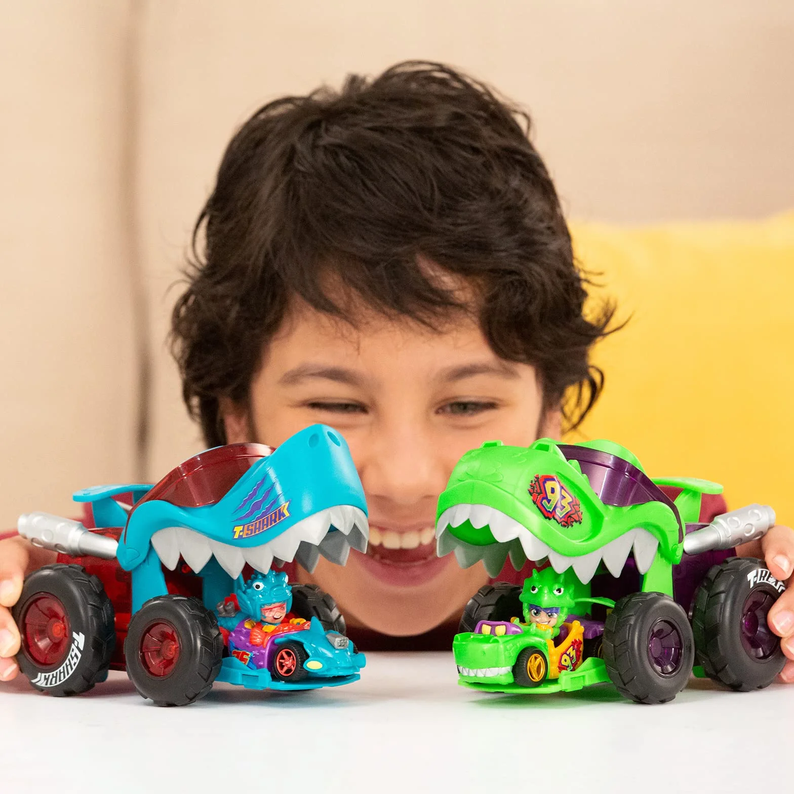 T-Racers Mega Wheels T-Shark, Wyrzutnia samochodów z 1 ekskluzywnym kierowcą i 1 ekskluzywnym pojazdem. Kompatybilny z innymi samochodami z serii T-Racers.