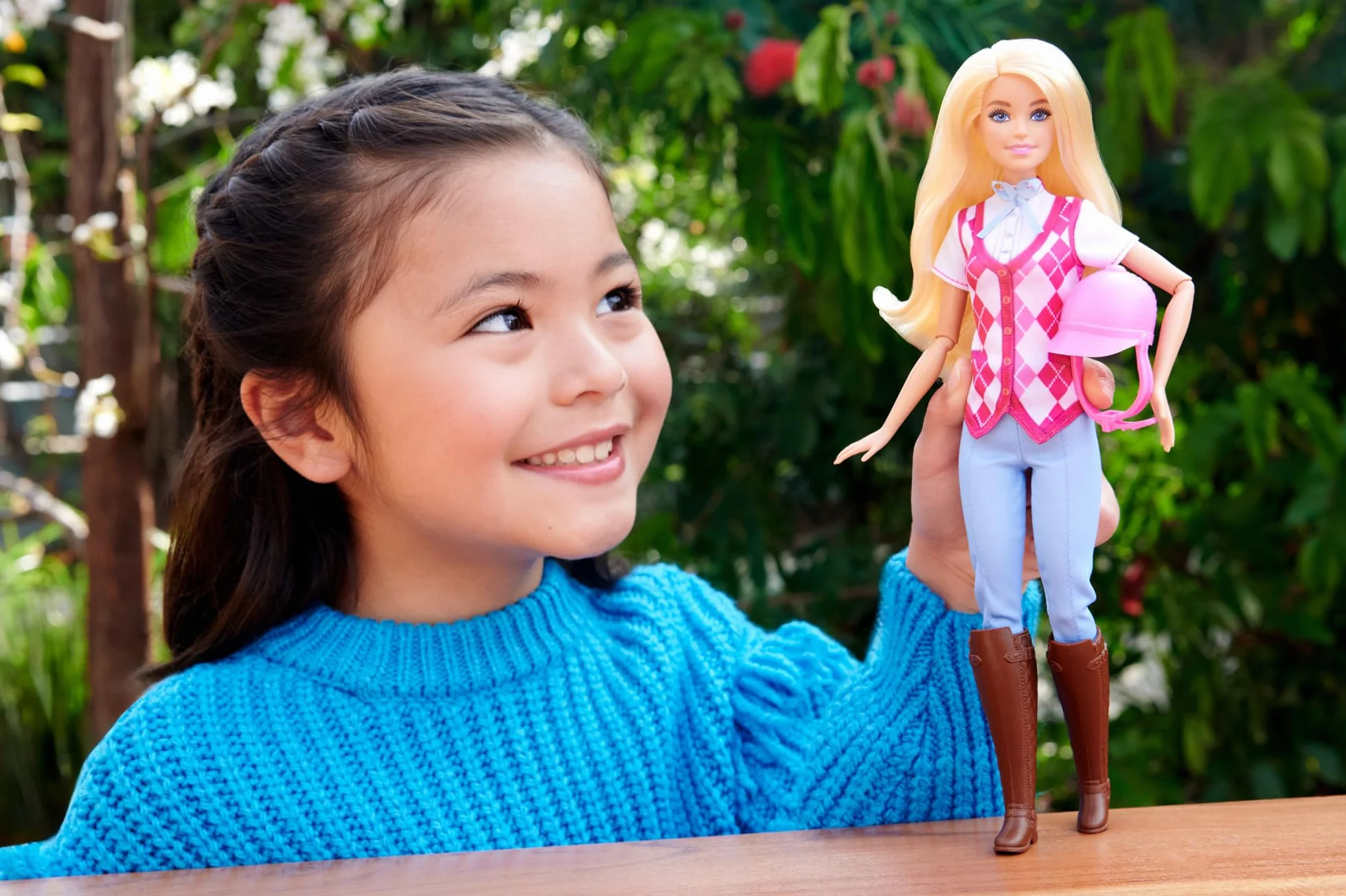Barbie Lalka Dżokejka Malibu zabawka dla dzieci od 3 lat Lalka filmowa w zdejmowanym stroju i toczku oraz akcesoria inspirowane serialem „Barbie Mysteries: The Great Horse Chase”, HXJ38