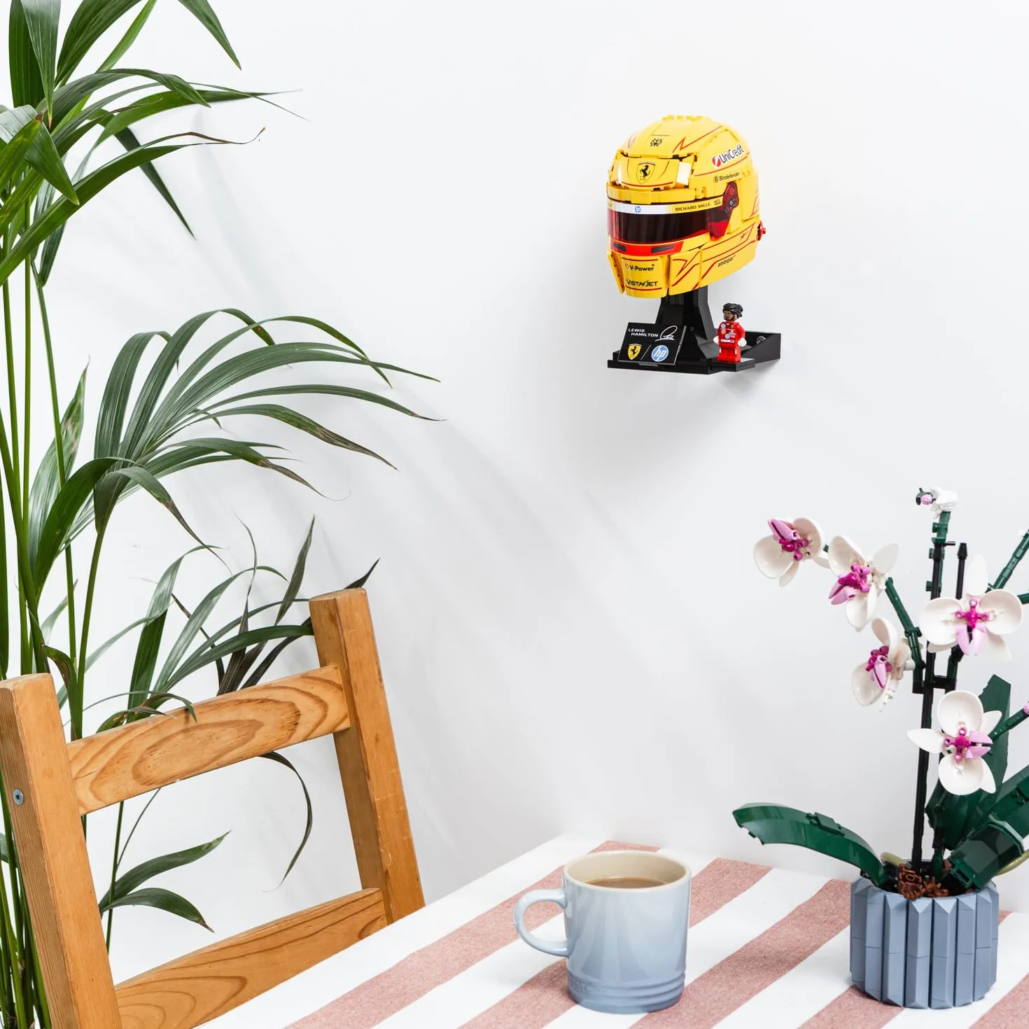 1 x uchwyt ścienny kompatybilny z LEGO Lewis Hamilton kask 43022 - kompatybilny z LEGO Charles Leclerc kask 43014 - wyprodukowany w Wielkiej Brytanii - kaski nie są dołączone - śruby i kołki ścienne w