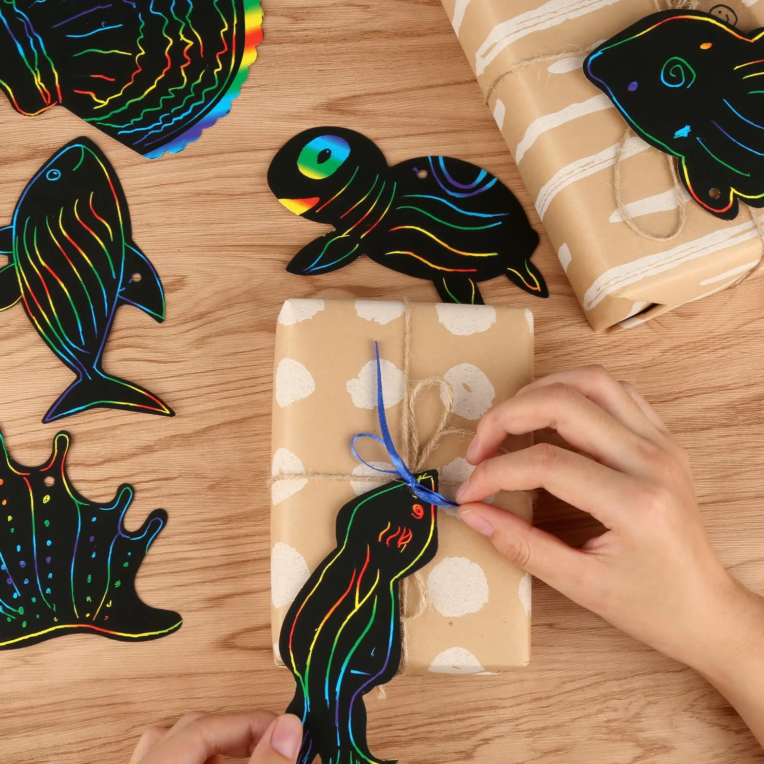 64 arkusze obrazków do zdrapywania ze zwierzętami morskimi dla dzieci, papier do zdrapywania tęczowy Scratch Art z drewnianymi patyczkami, sznurkami, DIY zwierzęta morskie, rysowanie, majsterkowanie