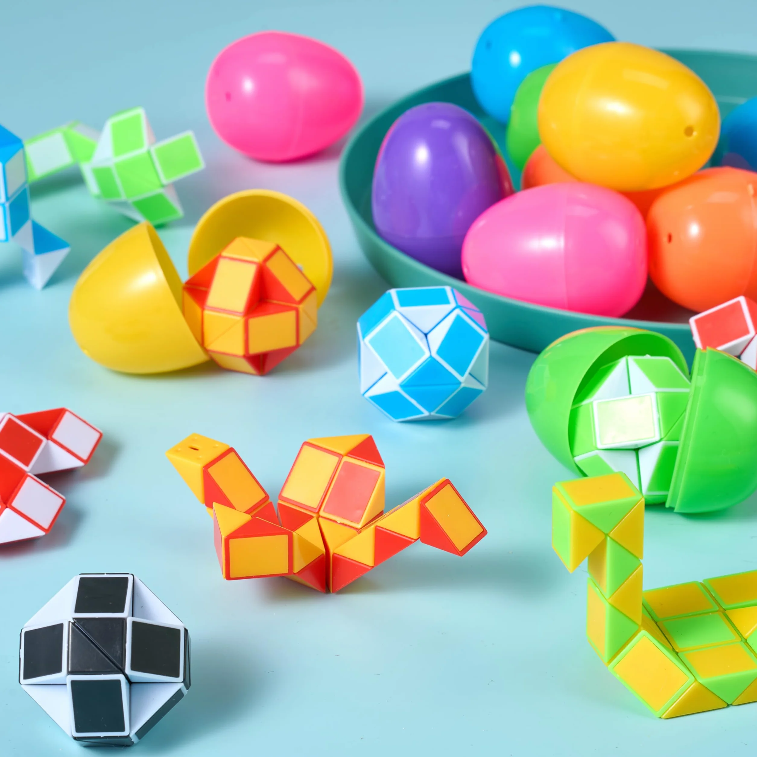 JOYIN 12 sztuk jajek wielkanocnych wstępnie wypełnionych mini wężem kostka skręt puzzle zabawki wąż prędkość kostka fidget dla dzieci
