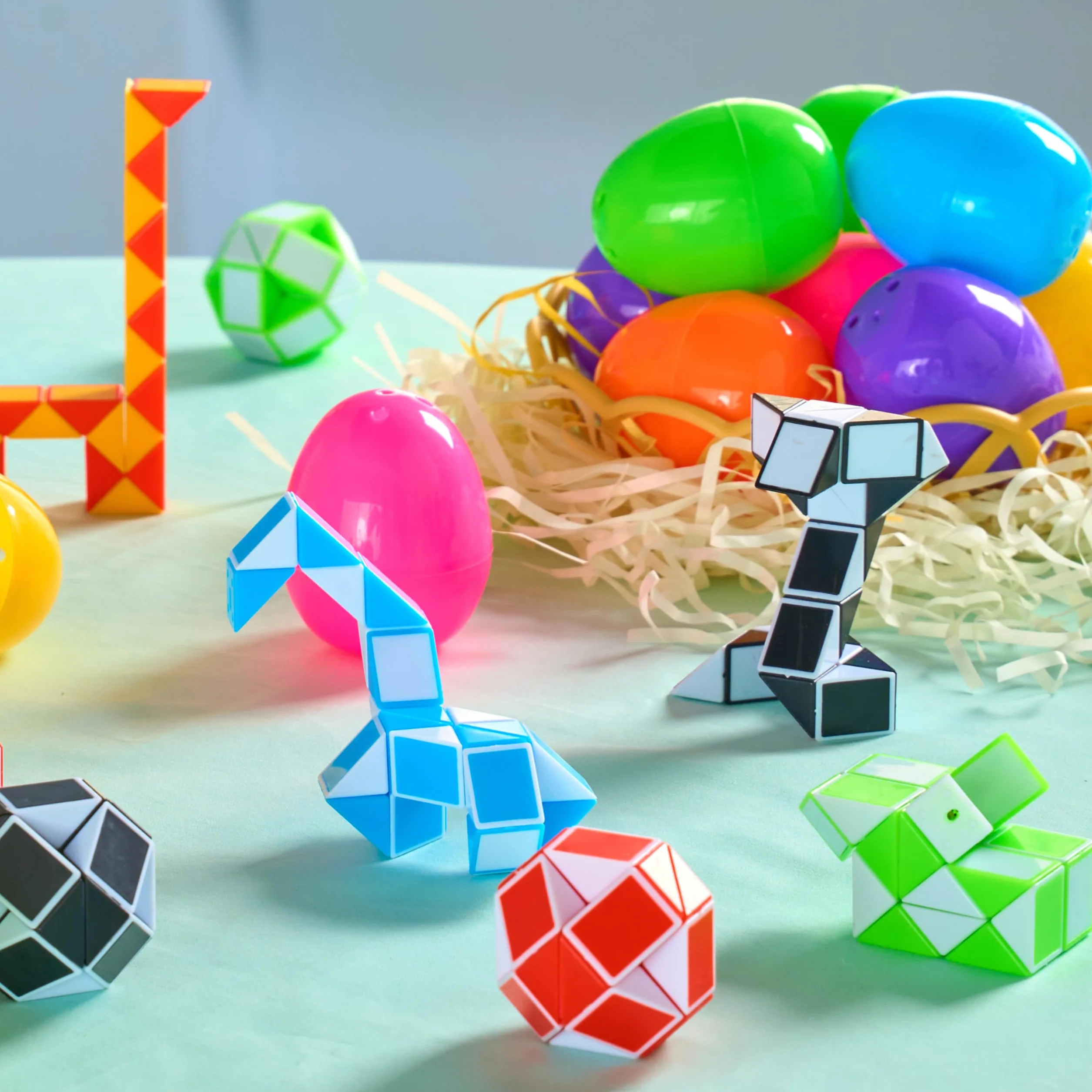 JOYIN 12 sztuk jajek wielkanocnych wstępnie wypełnionych mini wężem kostka skręt puzzle zabawki wąż prędkość kostka fidget dla dzieci