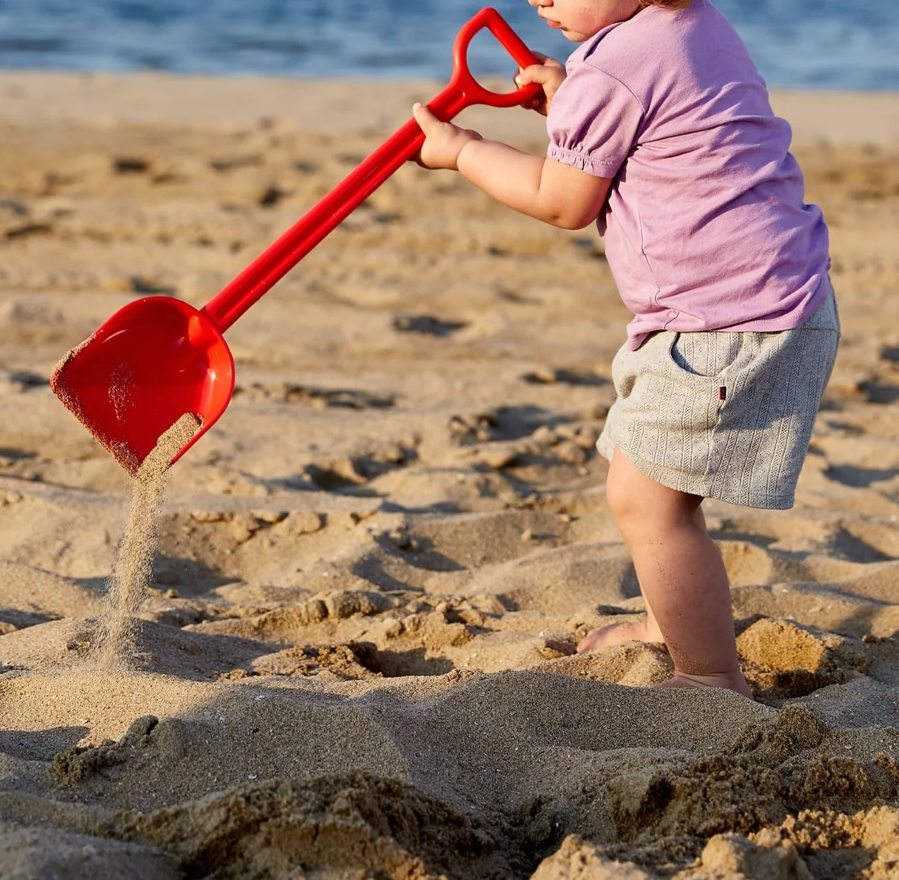 Hape E4076 – mocna łopata, 40 cm, zabawka plażowa/zabawka z piaskiem, czerwona