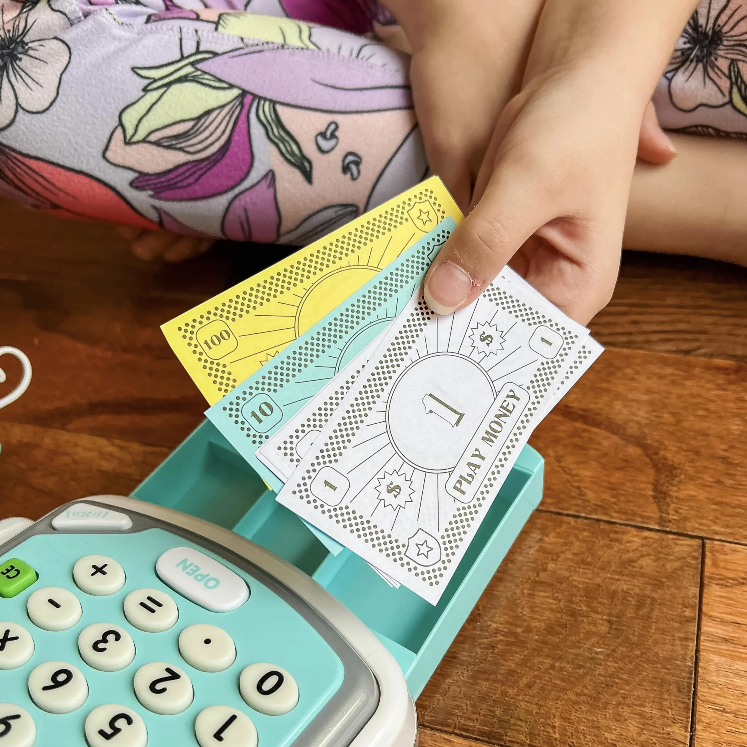 Fikcyjne pieniądze Opoly - 520 sztuk pieniędzy na gry planszowe - 65 każdego banknotu w 8 pucharach- 1, 5, 10, 20, 50, 100, 500, & 1000 zł - Papierowa waluta do kasjera gier symulacyjnych, wkład