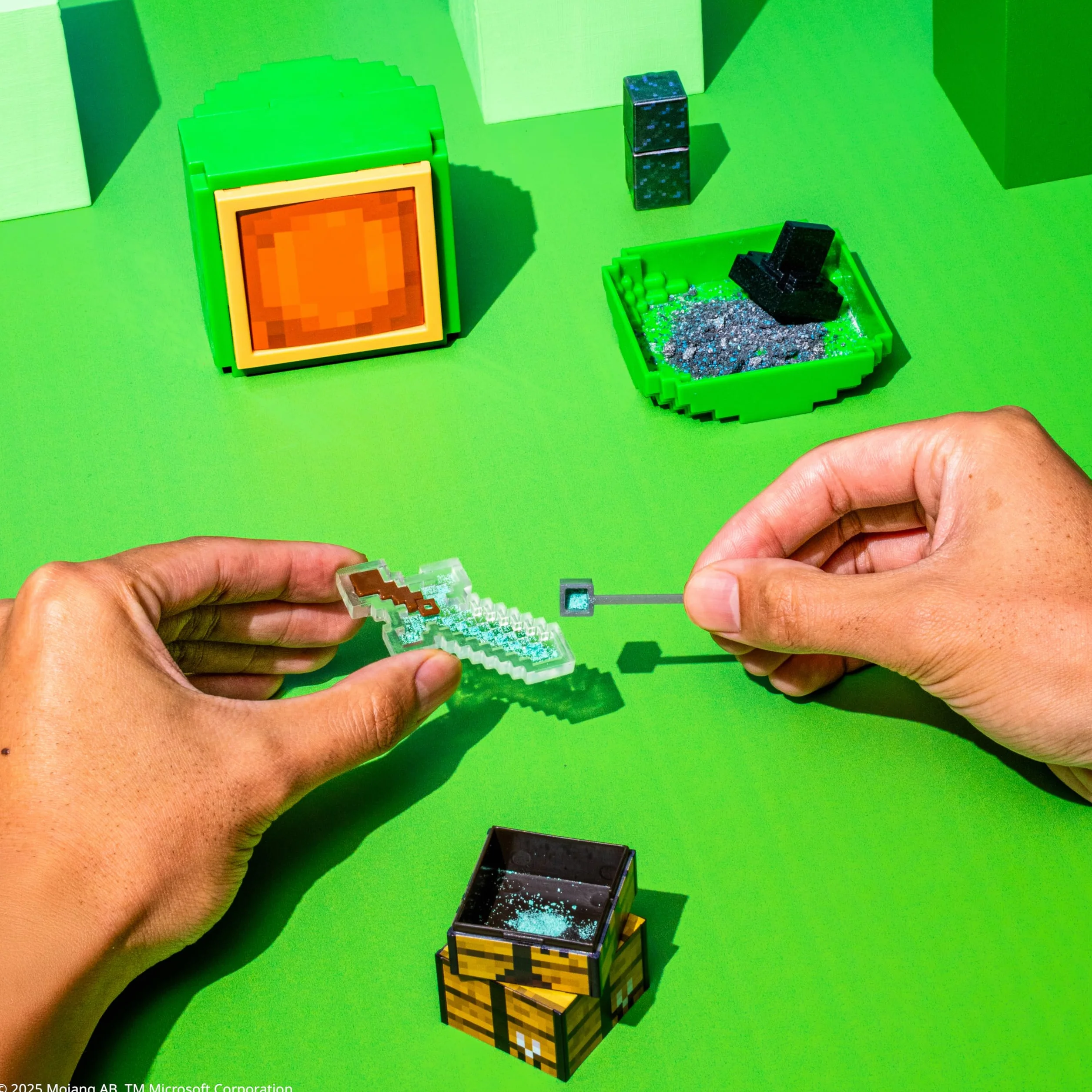 MGA's Miniverse Make It Mini Minecraft - Mini Kolekcje Minecraft w Tajemniczych Opakowaniach, Majsterkowanie, Rękodzieło, Zabawa Żywicą, 12 Miniaturek, NIEJADALNE - dla Kolekcjonerów od 8 Roku Życia