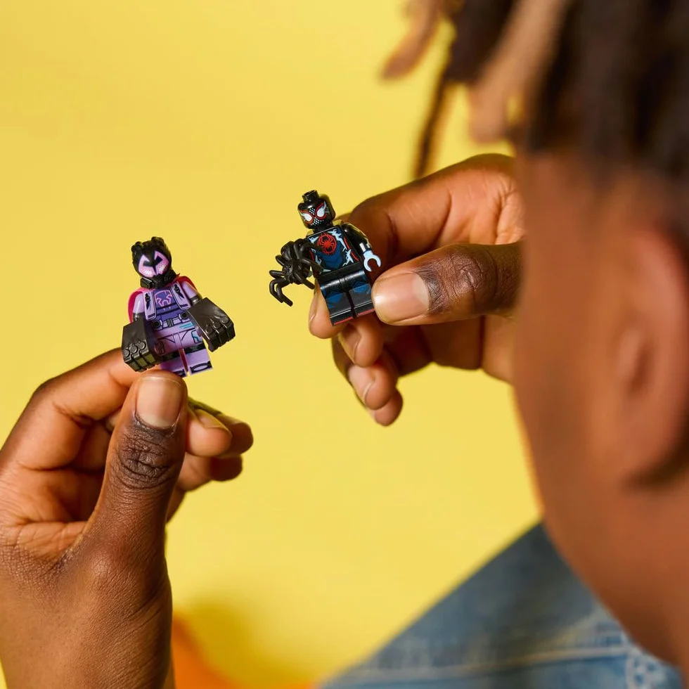 LEGO Minifigures Spider-Man: Poprzez multiwersum, superbohaterowie Marvela do kolekcji, w tym Miles Morales i Peter Parker, zabawki dla chłopców i dziewczynek od 5 lat, prezent dla kolekcjonera 71050