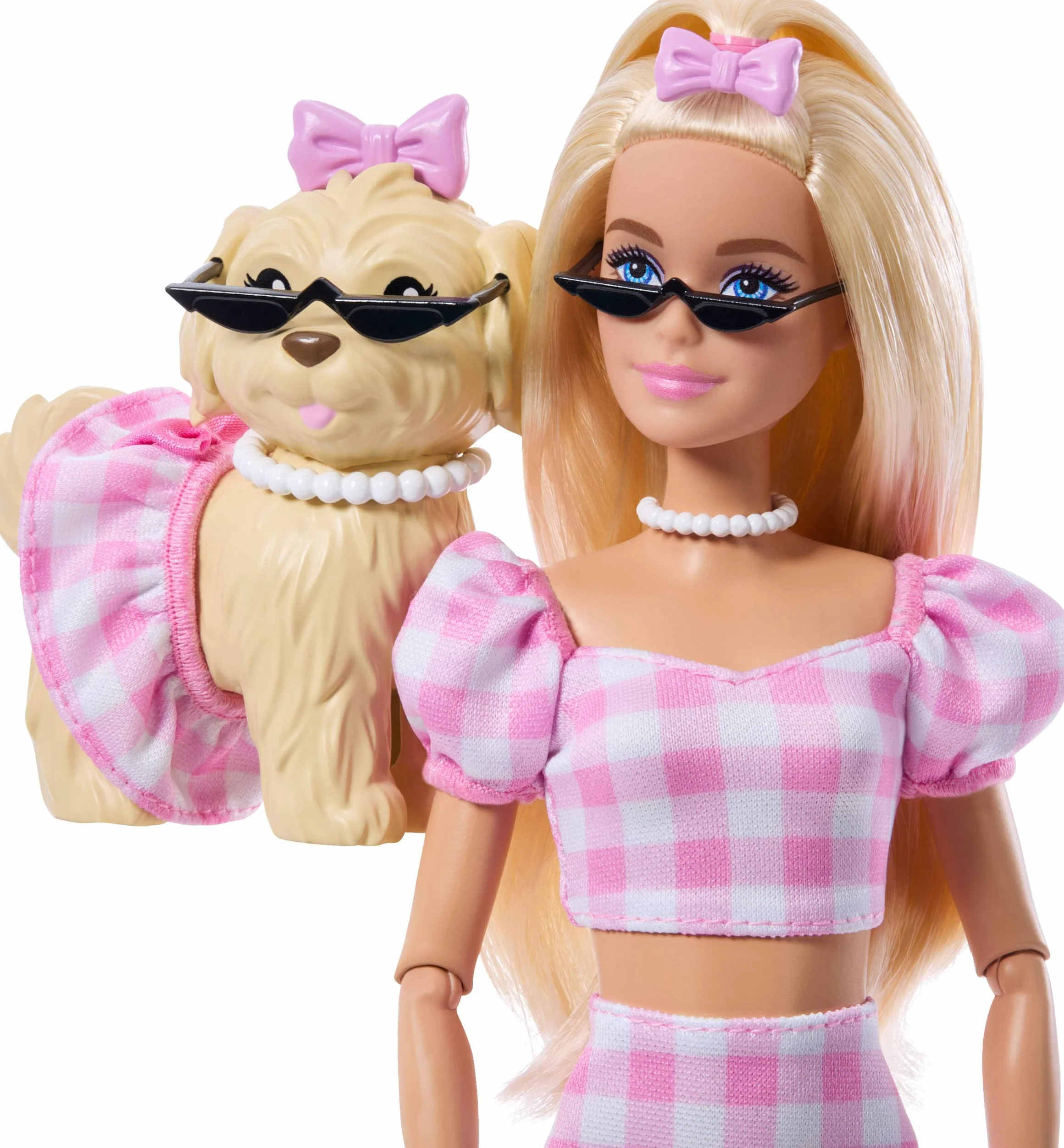 Barbie Jednakowa stylizacja Lalka i piesek – Kokardki Zestaw: lalka zabawka (blond włosy) i figurka pieska, ubranka w różową kratkę i akcesoria dla lalki i jej pupila, zabawka dla dzieci 3+, JFP36