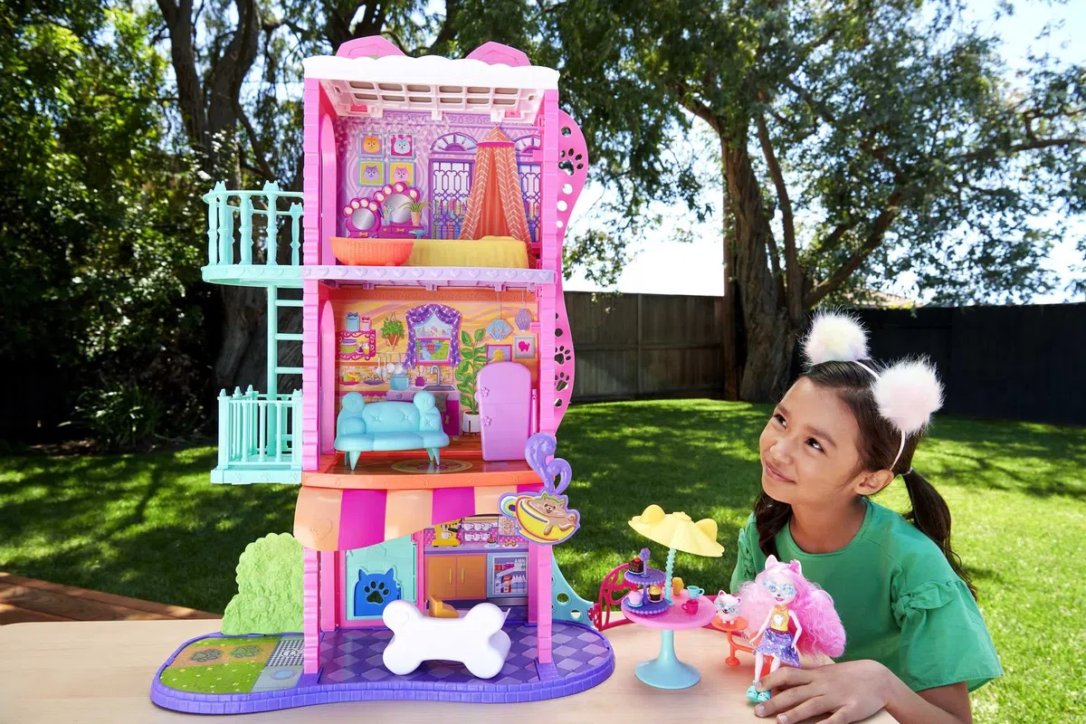Enchantimals City Tails Apartament Palmer Pomeranian i Pommy Domek dla lalek 3 piętra z figurą, piesek, meble i akcesoria, zabawka na prezent +4 lata (Mattel HHC18)
