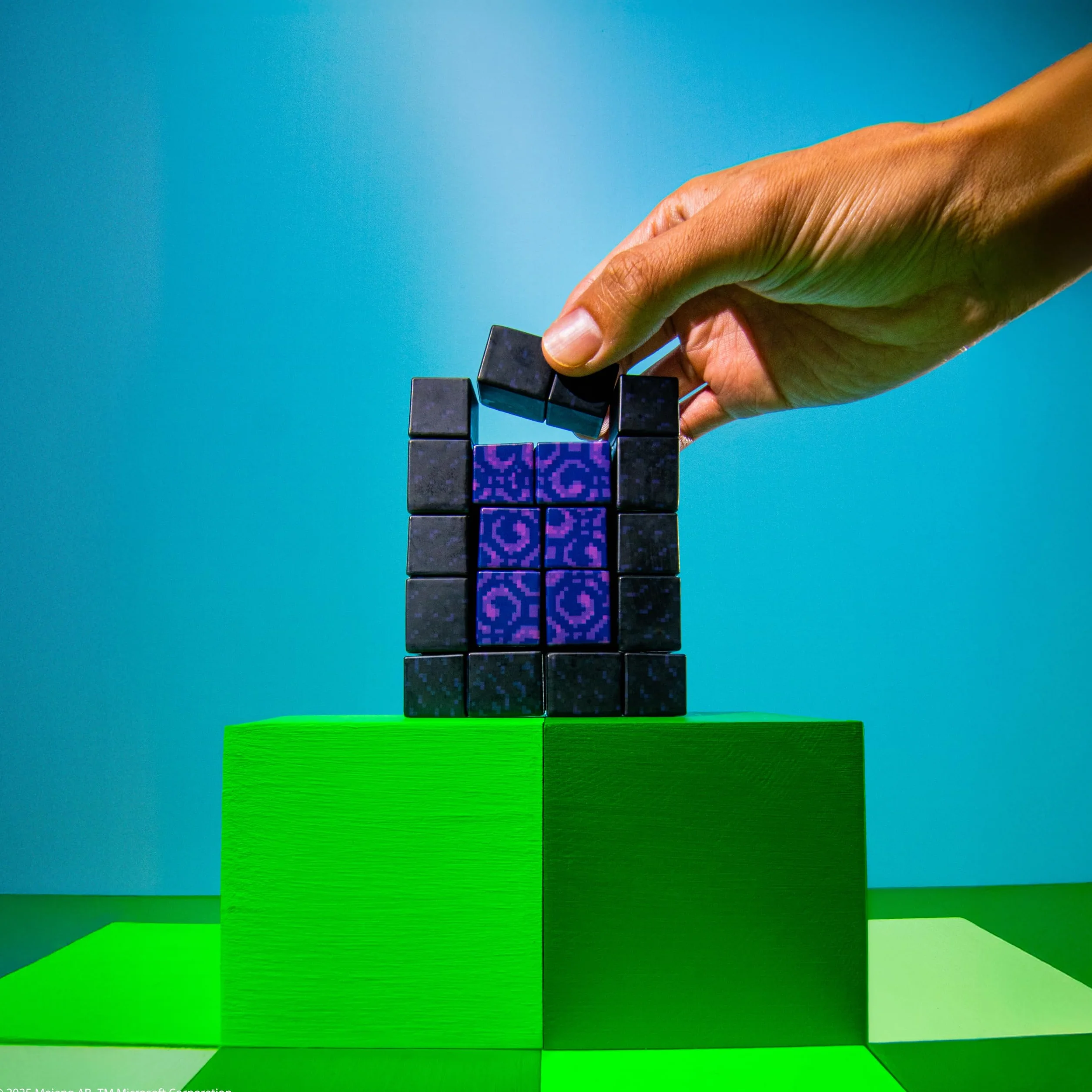 MGA's Miniverse Make It Mini Minecraft - Mini Kolekcje Minecraft w Tajemniczych Opakowaniach, Majsterkowanie, Rękodzieło, Zabawa Żywicą, 12 Miniaturek, NIEJADALNE - dla Kolekcjonerów od 8 Roku Życia