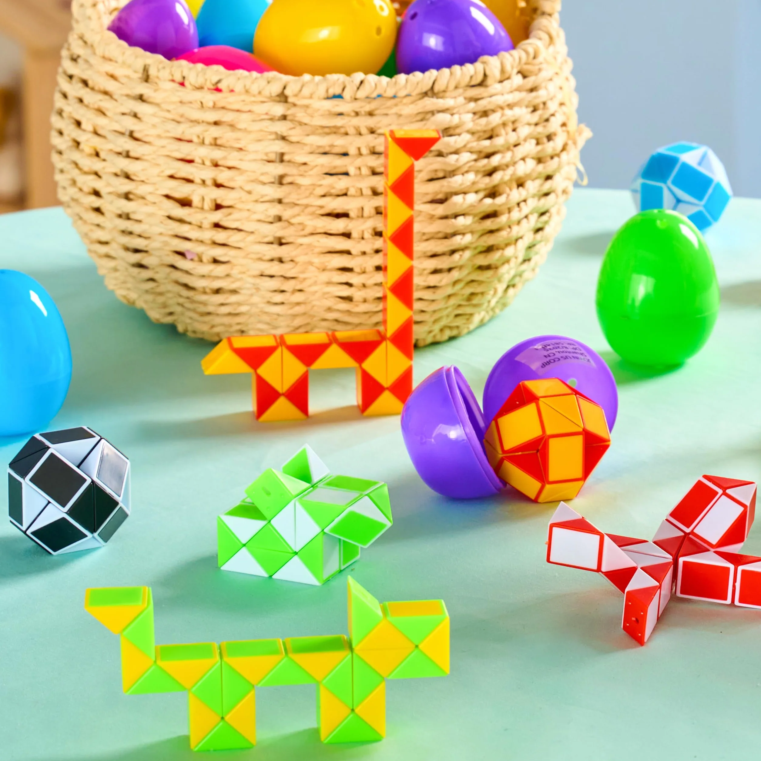 JOYIN 12 sztuk jajek wielkanocnych wstępnie wypełnionych mini wężem kostka skręt puzzle zabawki wąż prędkość kostka fidget dla dzieci