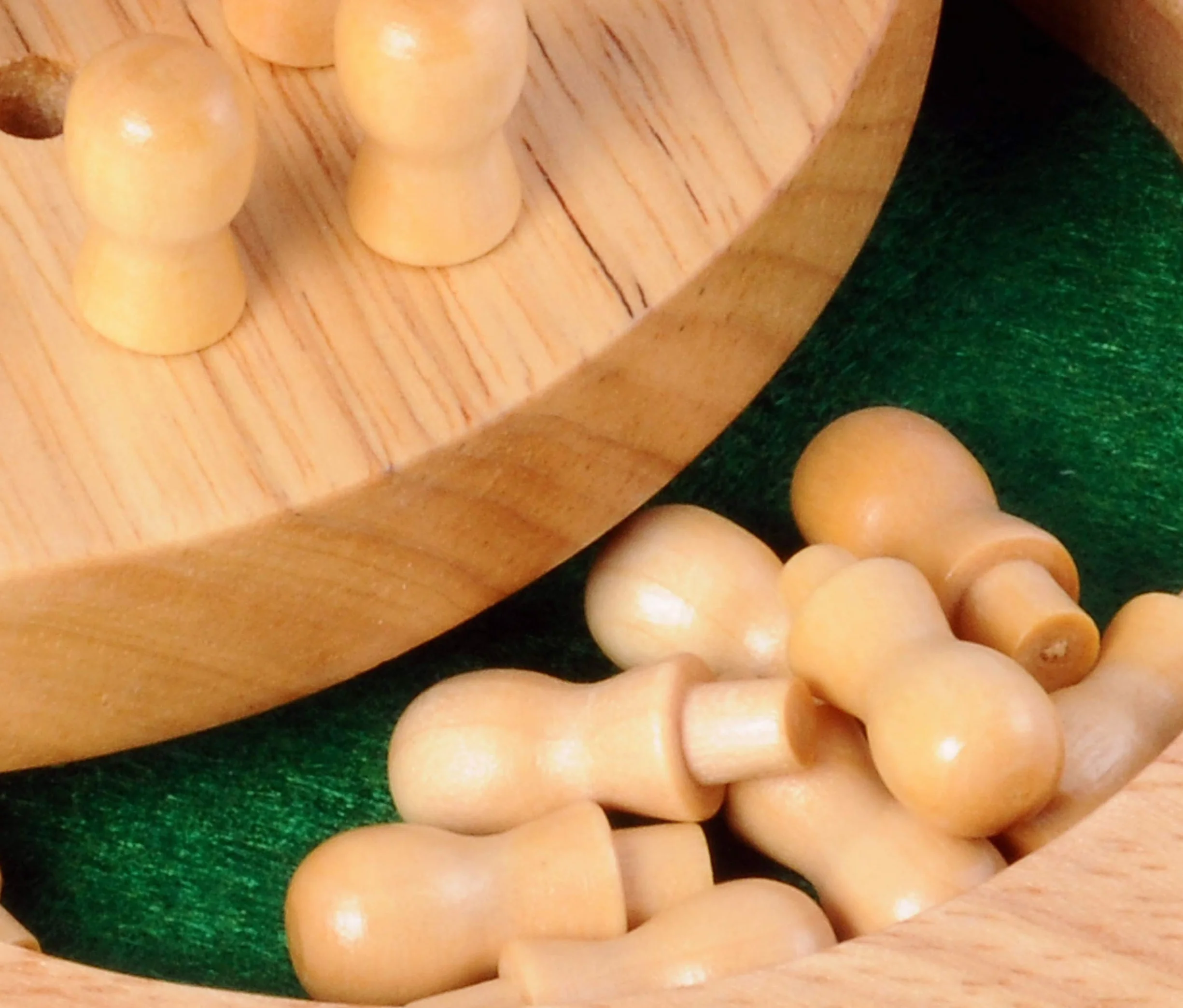Engelhart – 200117 – Podróżna gra samotnik – drewniana plansza – średnica 12 cm – gra logiczna – kompaktowa – 1 gracz – 6+