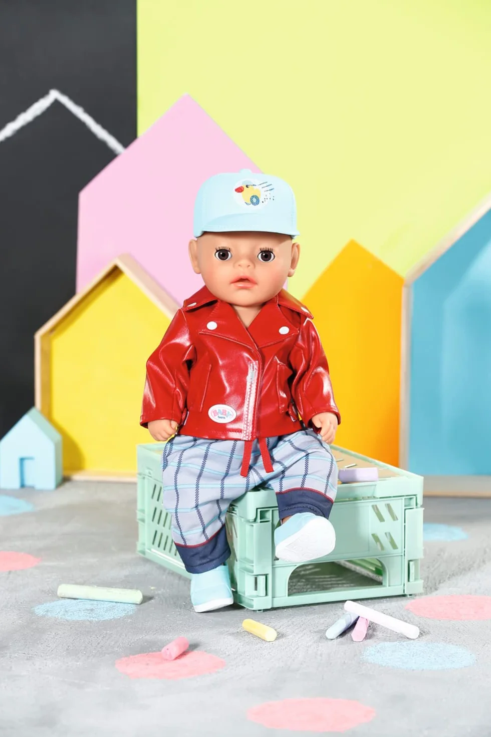 BABY Born Mały fajny strój dziecięcy 832356 – wysokiej jakości akcesoria odzieżowe dla lalek BABY born 36 cm dla małych dzieci – zawiera kurtkę, spodnie, trampki, czapkę i wieszak – odpowiedni dla