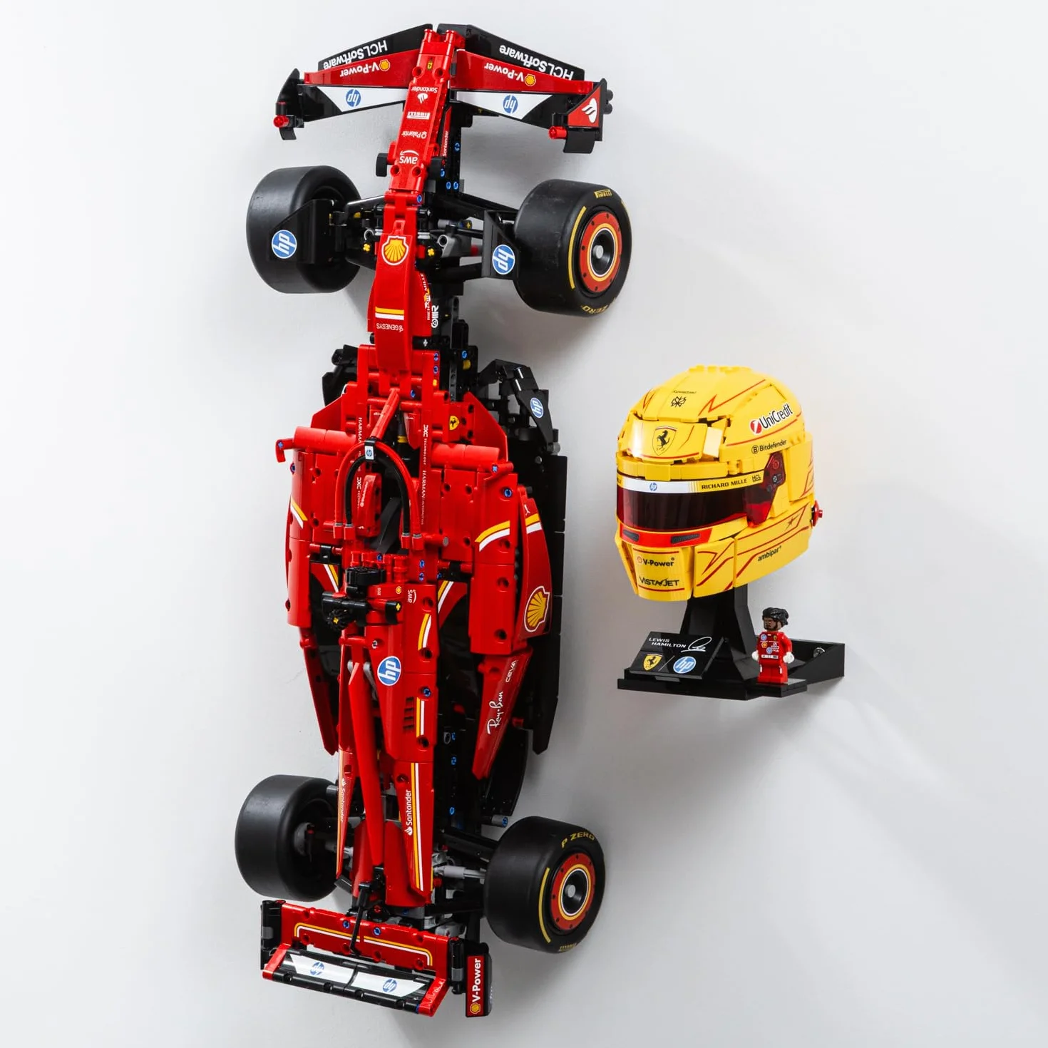 1 x uchwyt ścienny kompatybilny z LEGO Lewis Hamilton kask 43022 - kompatybilny z LEGO Charles Leclerc kask 43014 - wyprodukowany w Wielkiej Brytanii - kaski nie są dołączone - śruby i kołki ścienne w