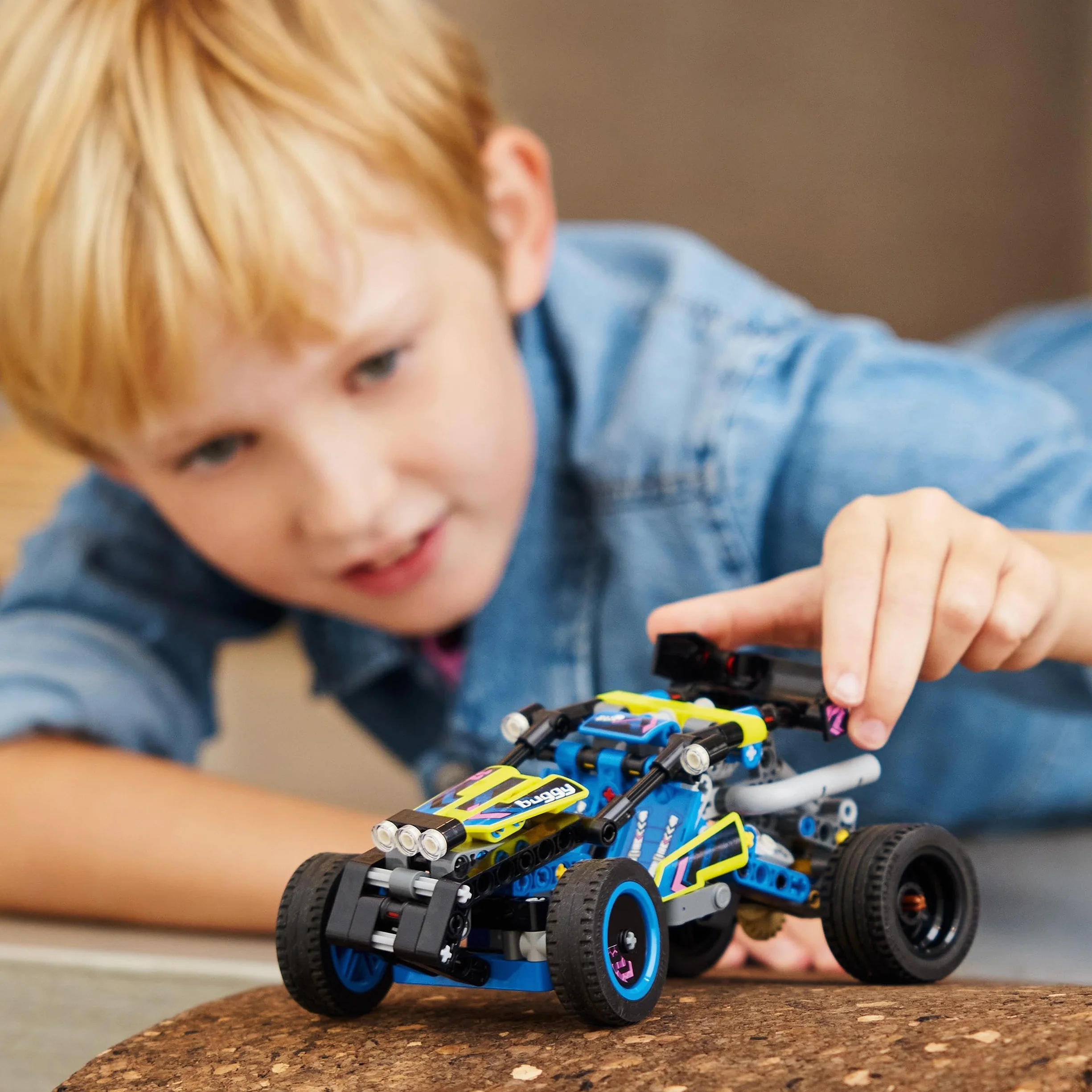 LEGO Technic Wyścigowy łazik terenowy 42164; pojazd dla chłopców i dziewczynek w wieku od ośmiu lat, którzy lubią wyścigi