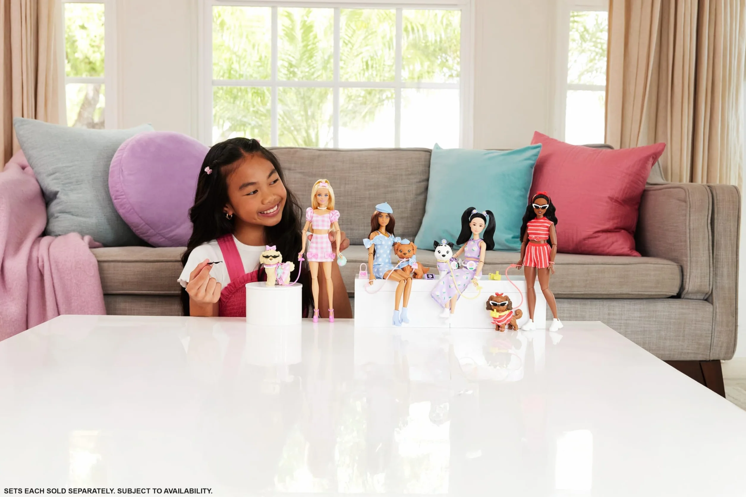 Barbie Jednakowa stylizacja Lalka i piesek – Kokardki Zestaw: lalka zabawka (blond włosy) i figurka pieska, ubranka w różową kratkę i akcesoria dla lalki i jej pupila, zabawka dla dzieci 3+, JFP36