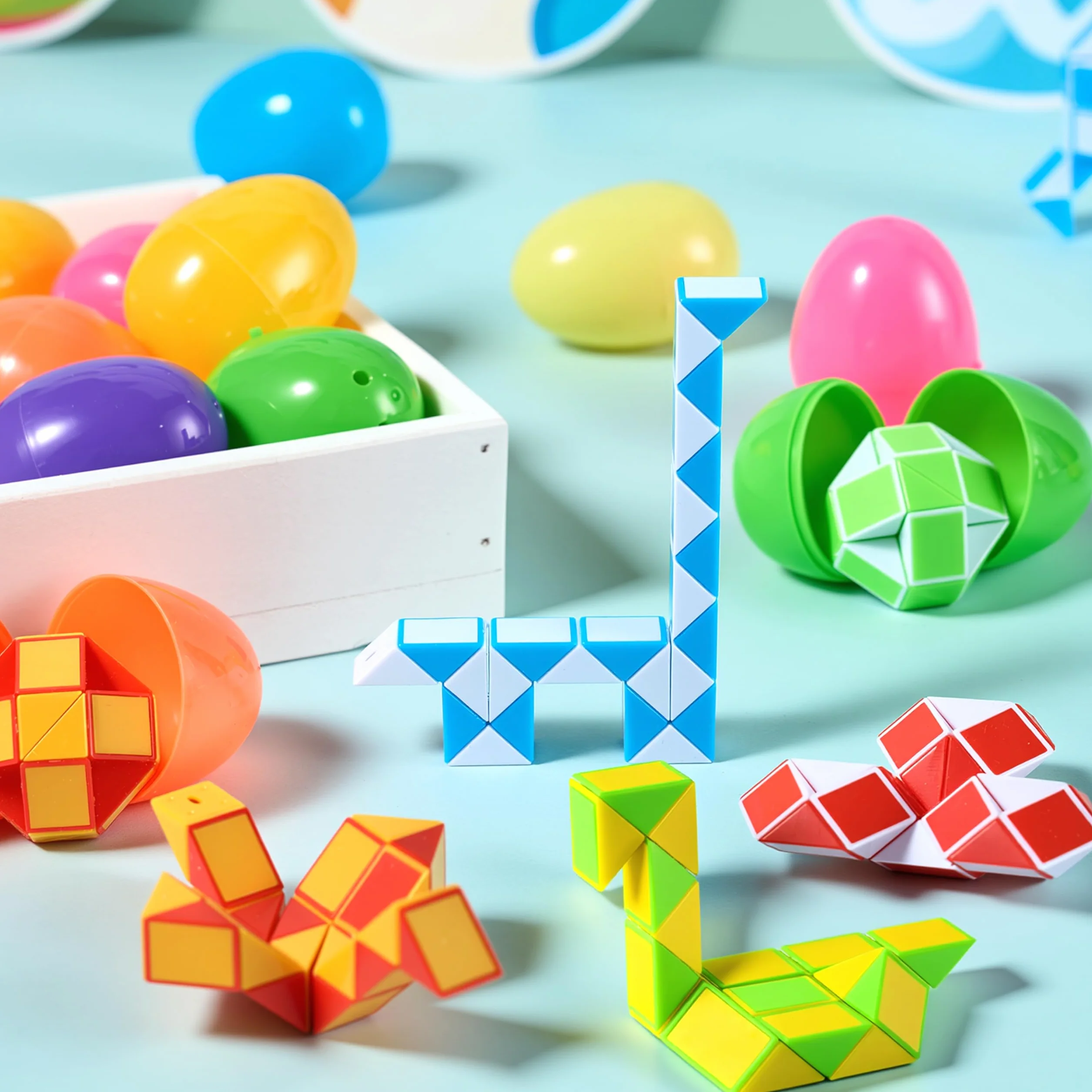 JOYIN 12 sztuk jajek wielkanocnych wstępnie wypełnionych mini wężem kostka skręt puzzle zabawki wąż prędkość kostka fidget dla dzieci
