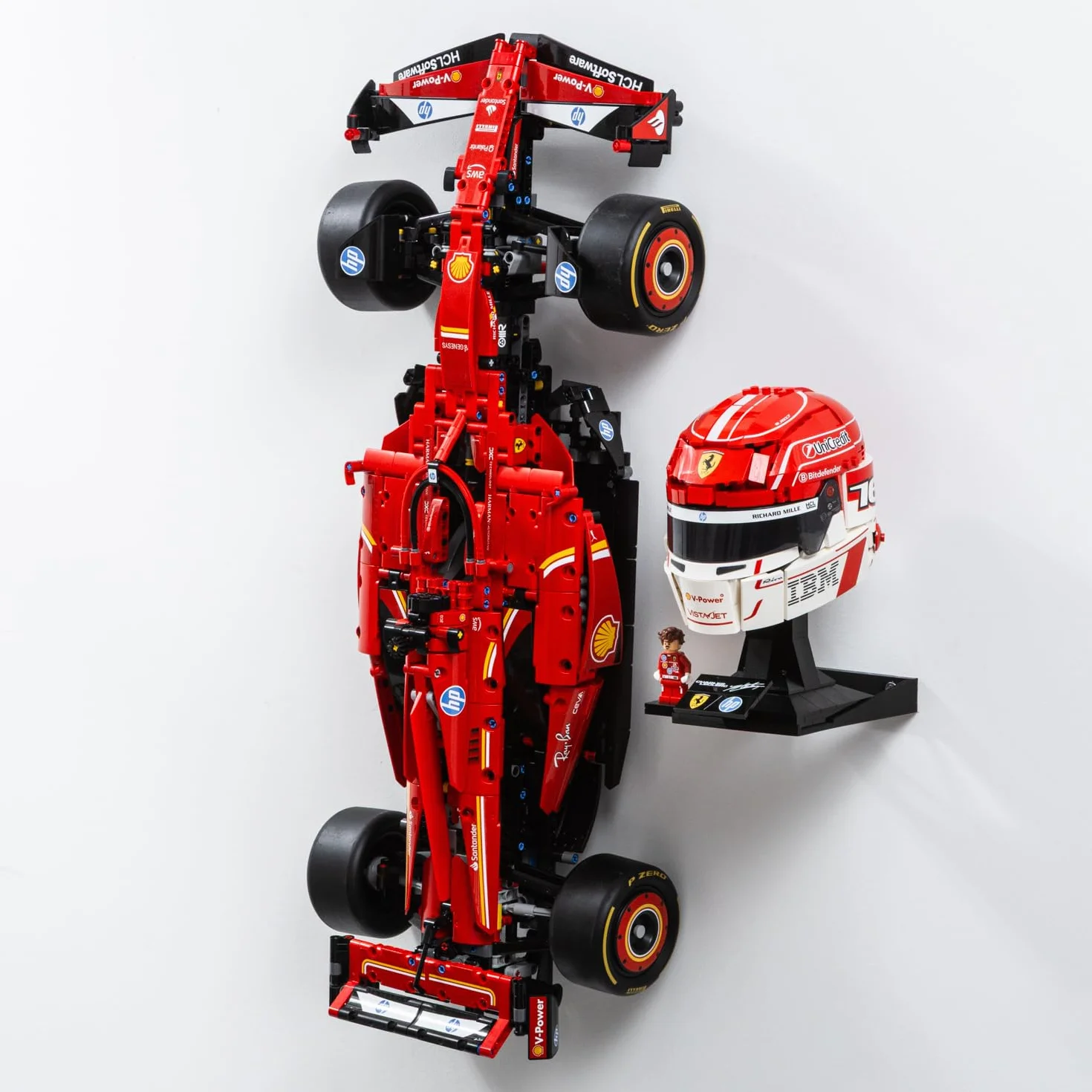 1 x uchwyt ścienny kompatybilny z LEGO Lewis Hamilton kask 43022 - kompatybilny z LEGO Charles Leclerc kask 43014 - wyprodukowany w Wielkiej Brytanii - kaski nie są dołączone - śruby i kołki ścienne w