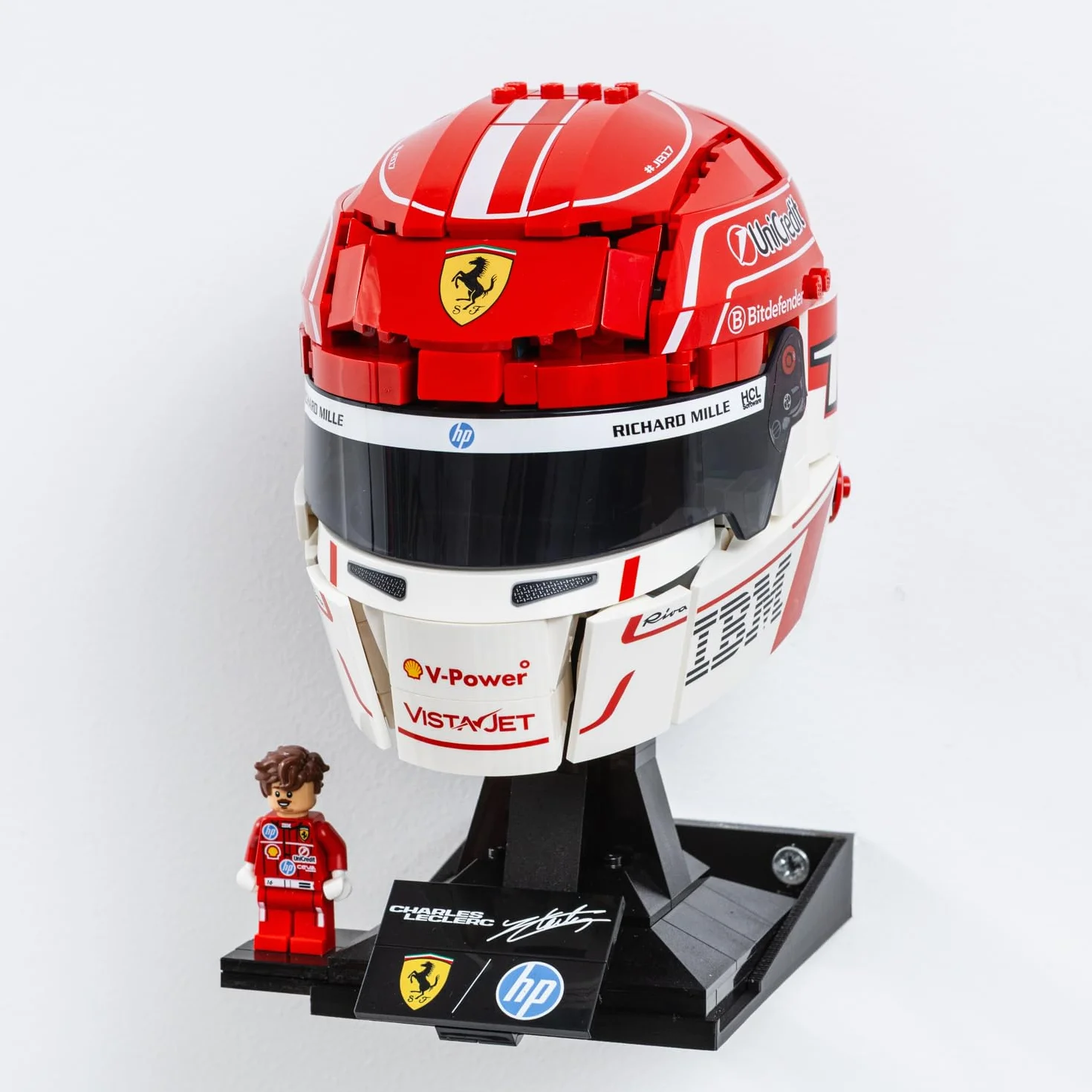 1 x uchwyt ścienny kompatybilny z LEGO Lewis Hamilton kask 43022 - kompatybilny z LEGO Charles Leclerc kask 43014 - wyprodukowany w Wielkiej Brytanii - kaski nie są dołączone - śruby i kołki ścienne w
