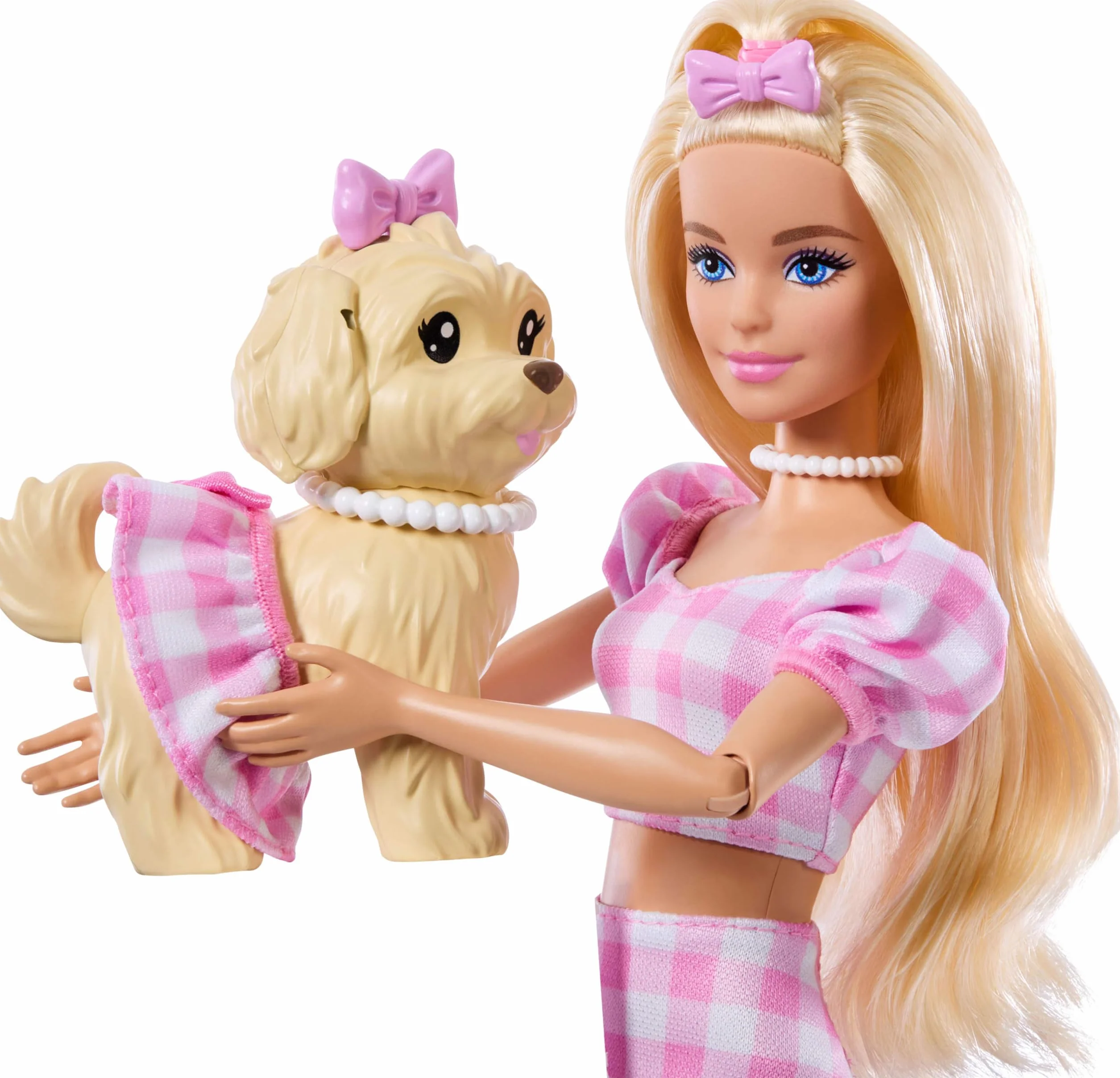 Barbie Jednakowa stylizacja Lalka i piesek – Kokardki Zestaw: lalka zabawka (blond włosy) i figurka pieska, ubranka w różową kratkę i akcesoria dla lalki i jej pupila, zabawka dla dzieci 3+, JFP36