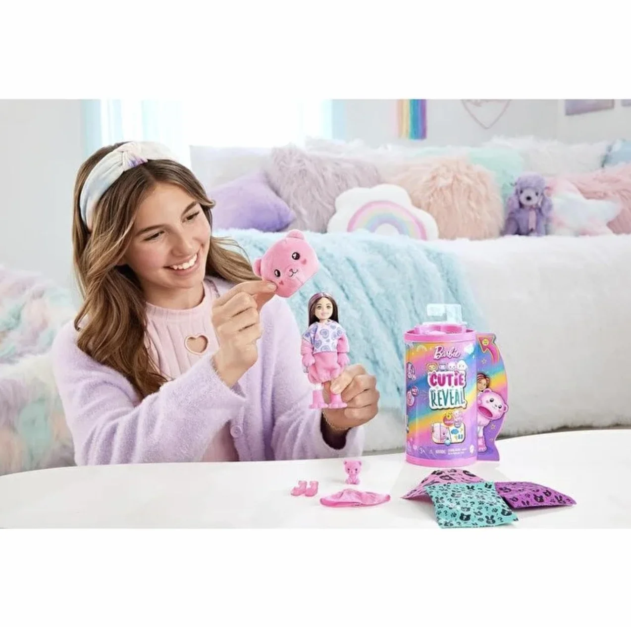 Barbie Cutie Reveal Chelsea Miś Lalka Seria Słodkie stylizacje Mała lalka w kostiumie misia z 6 niespodziankami, w tym zmianą koloru, HKR19
