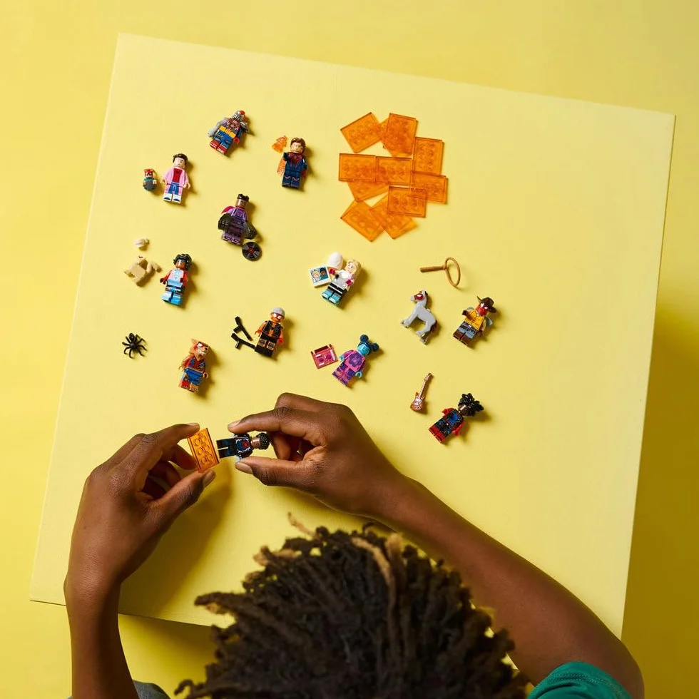 LEGO Minifigures Spider-Man: Poprzez multiwersum, superbohaterowie Marvela do kolekcji, w tym Miles Morales i Peter Parker, zabawki dla chłopców i dziewczynek od 5 lat, prezent dla kolekcjonera 71050